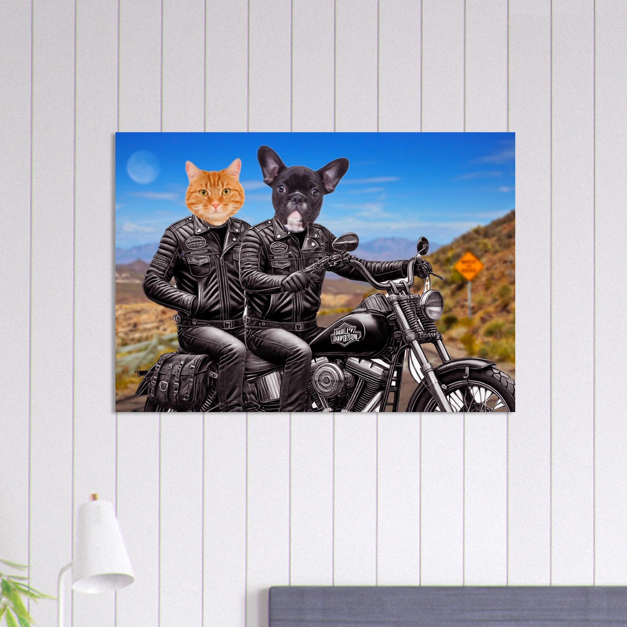 Deux motards à tête d’animaux : un chat roux et un bouledogue français en blousons de cuir noir posant sur une moto Harley-Davidson, route déserte et paysage désertique en arrière-plan.