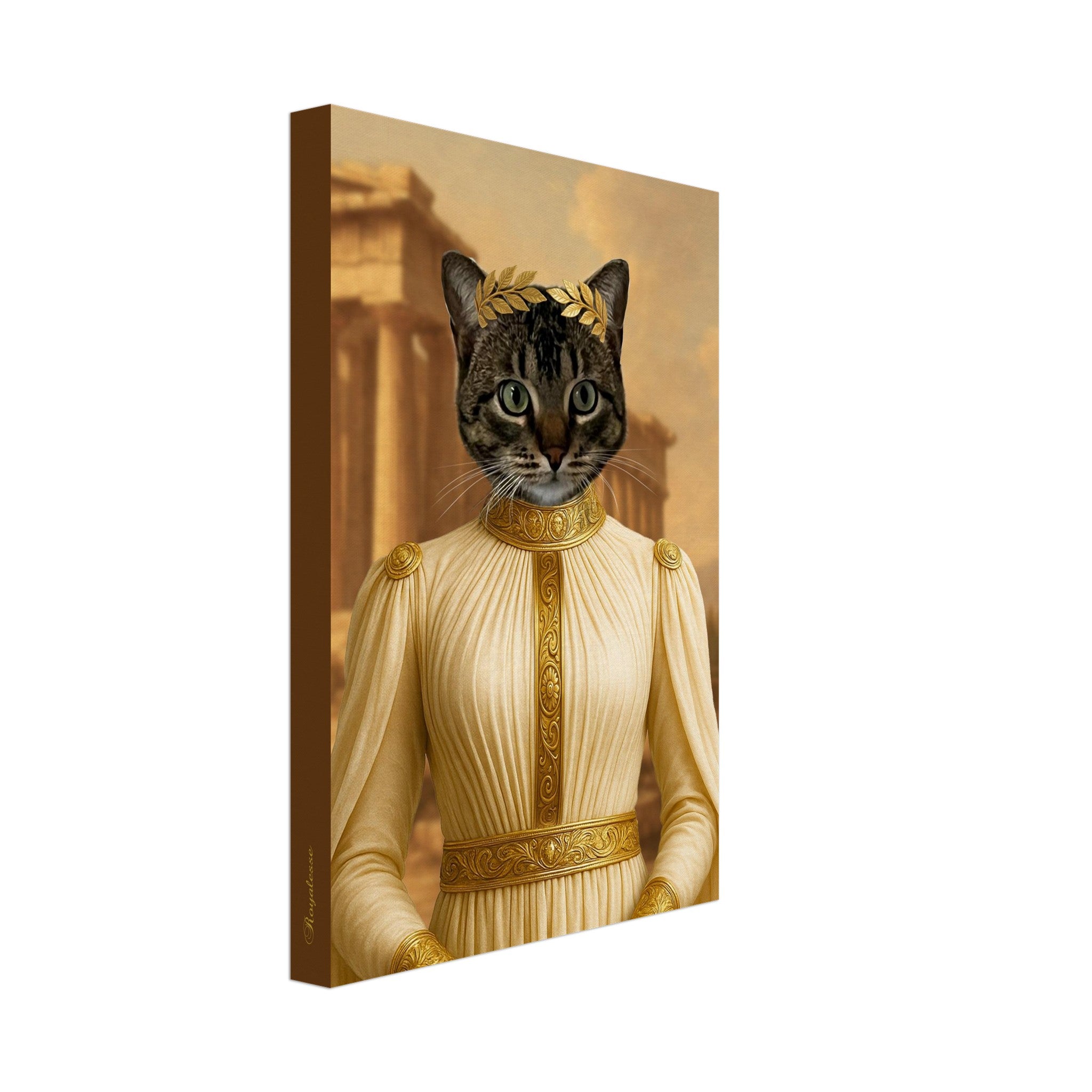 Portrait stylisé d’un chat anthropomorphe vêtu d’une robe impériale romaine crème et or, couronne de laurier sur la tête, devant des colonnes de temple antique.