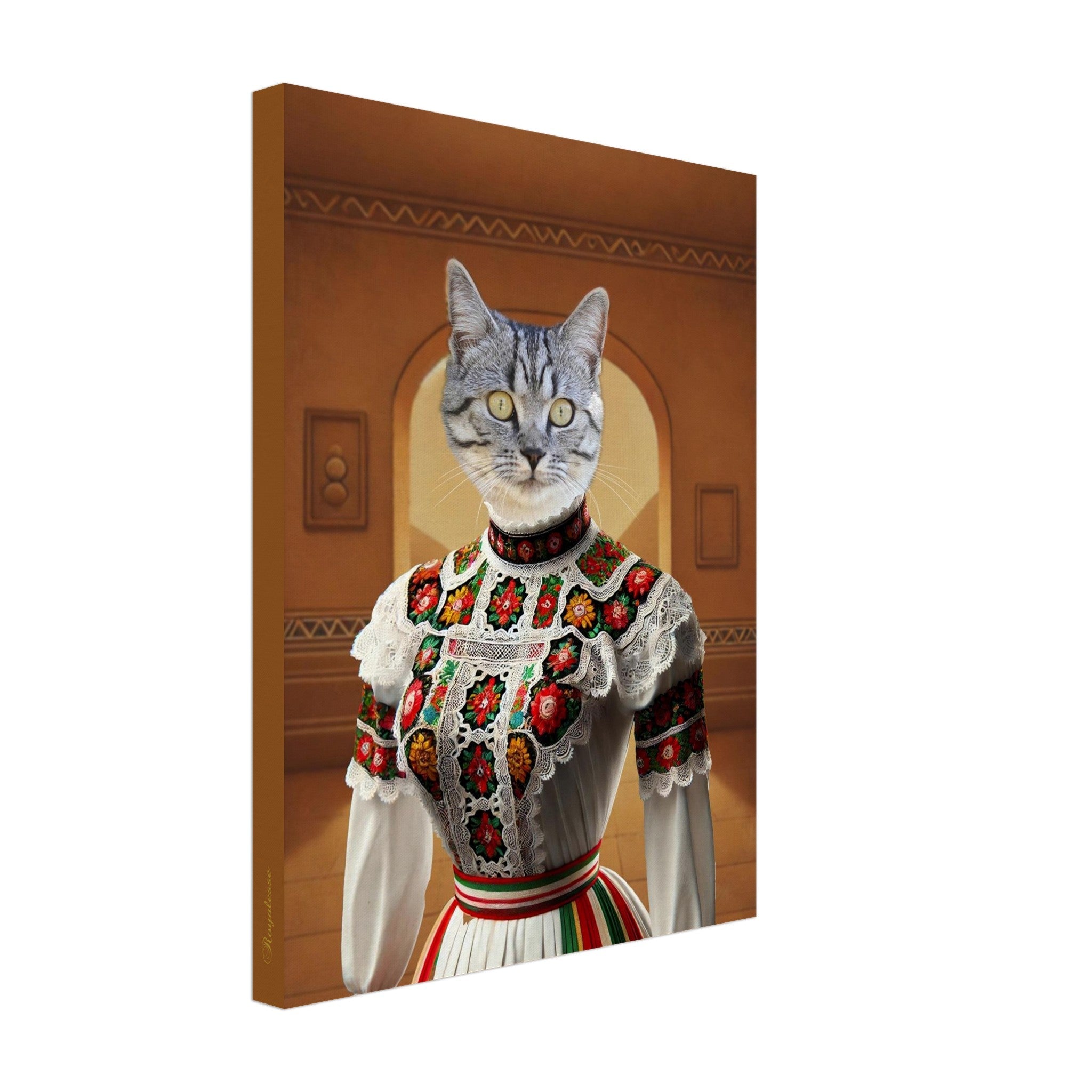 Illustration digitale d’un chat anthropomorphe gris aux yeux jaunes en costume folklorique blanc orné de broderies florales colorées, posé devant une arcade intérieure dorée