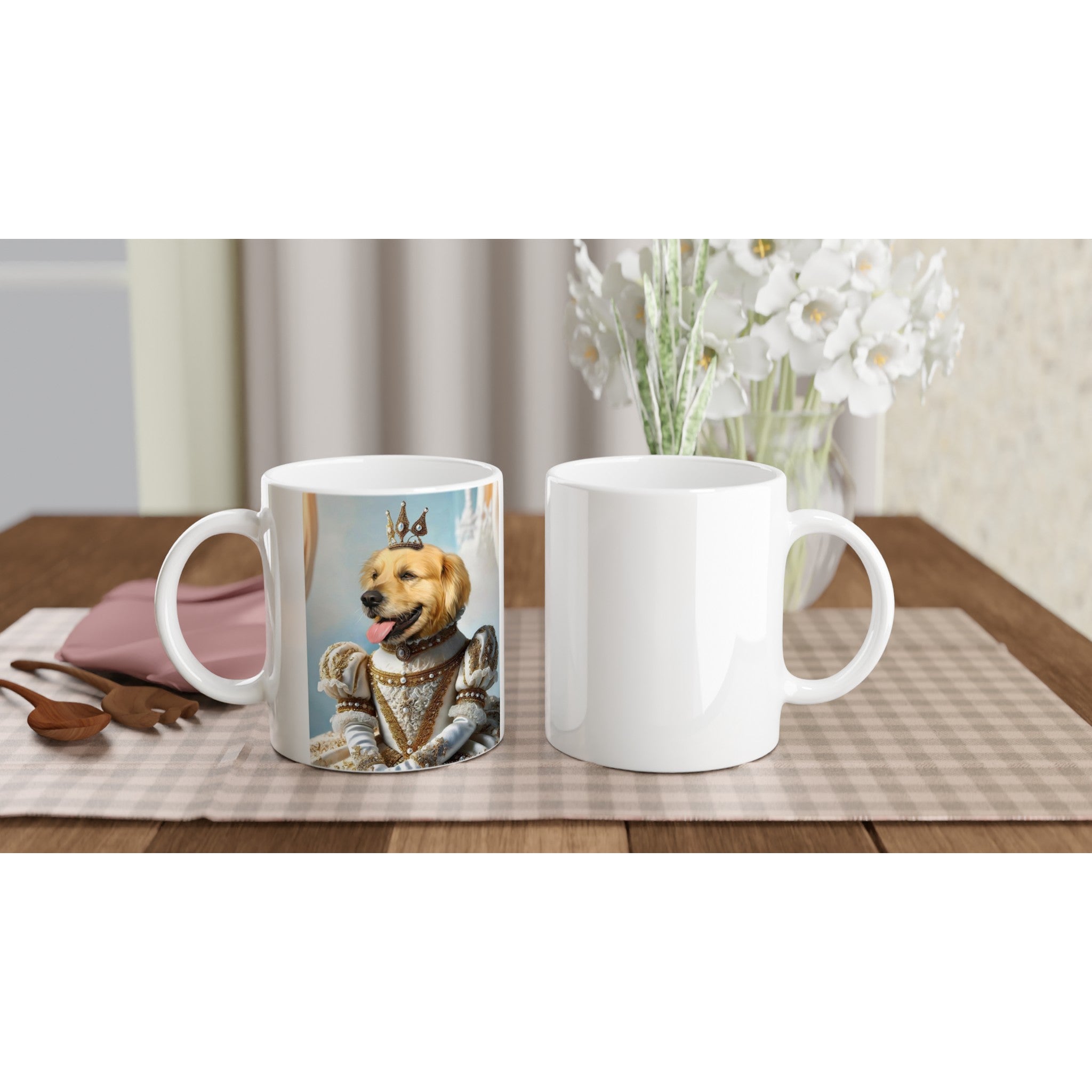 Mug personnalisé portrait de golden retriever couronné en costume royal baroque, à côté d’un mug blanc posé sur une table en bois à carreaux.