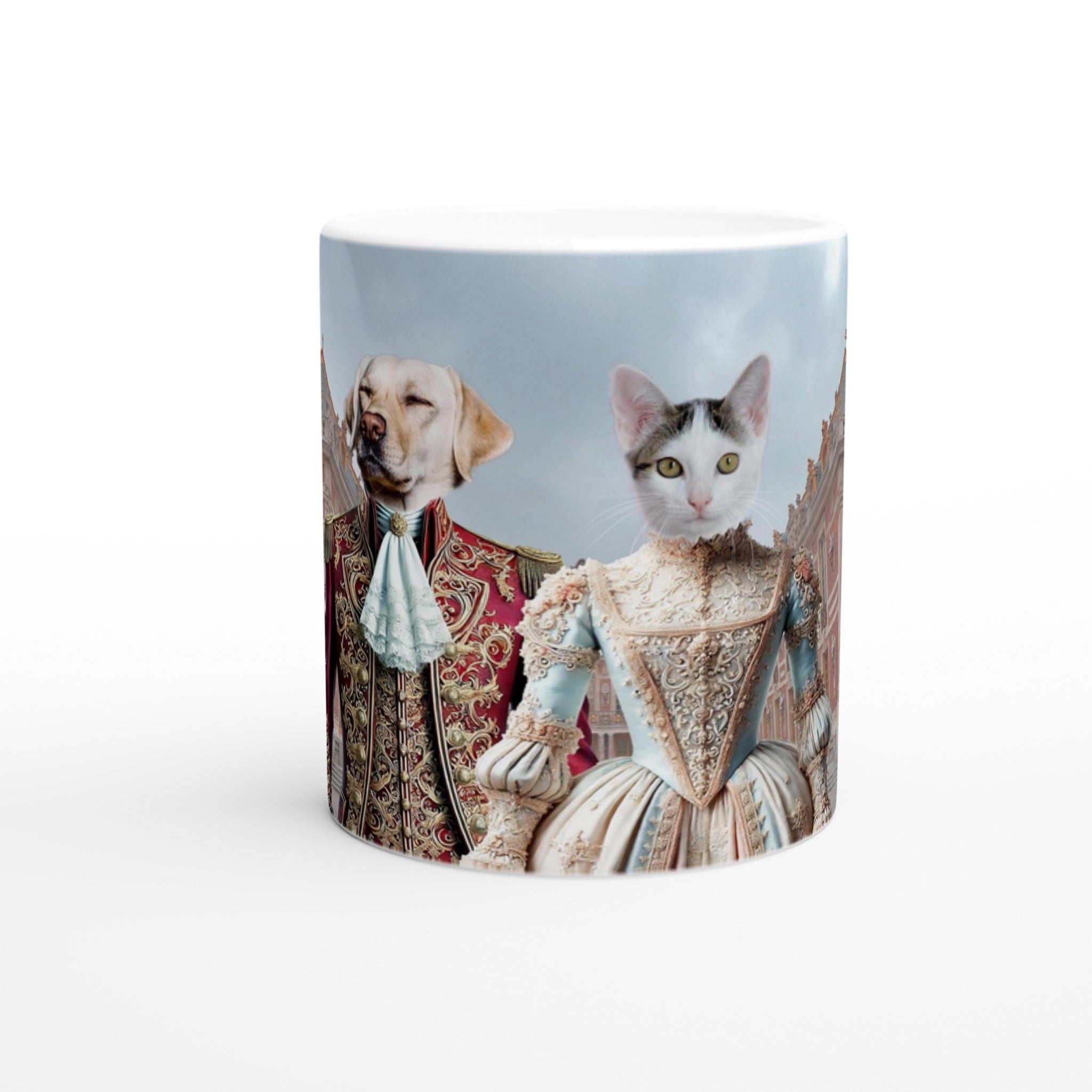 Mug blanc orné d’une illustration baroque montrant un chien en habit royal rouge et un chat en robe princière bleu pastel devant un palais classique.