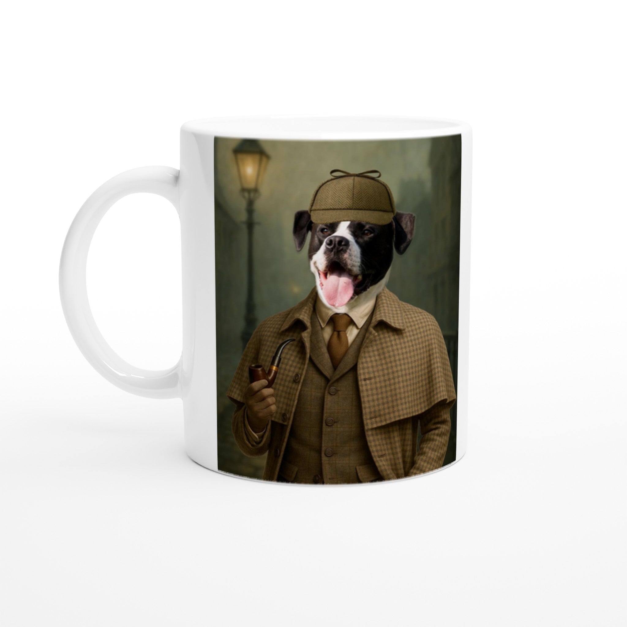 Mug blanc imprimé d’un chien noir et blanc habillé en détective façon Sherlock Holmes, coiffé d’une casquette deerstalker et tenant une pipe devant un lampadaire vintage.