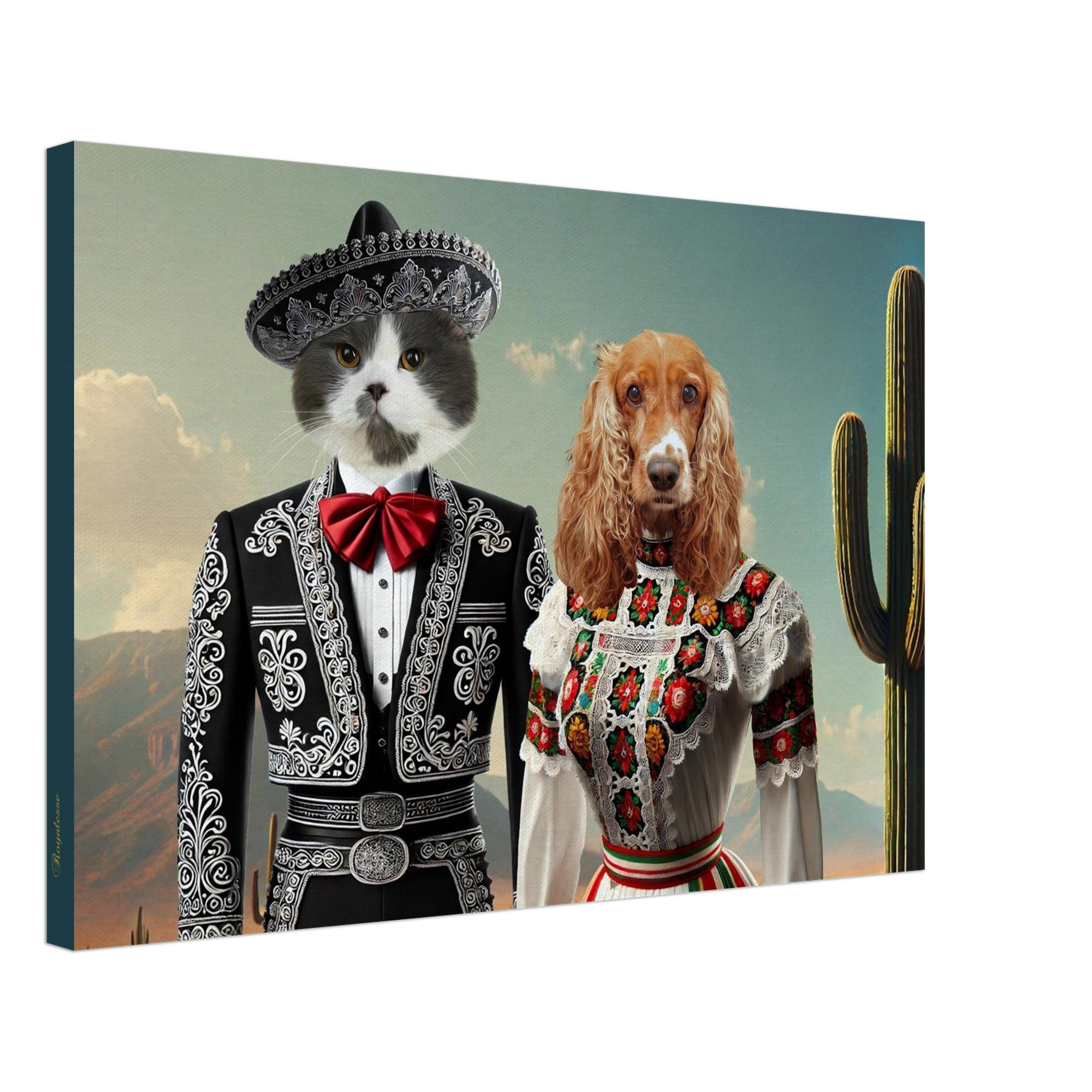 Chat anthropomorphe : un chat gris et blanc en costume de charro noir brodé blanc avec sombrero et nœud papillon rouge, à côté d’un cocker spaniel roux vêtu d’une robe folklorique mexicaine blanche à broderies florales, devant un cactus dans un paysage désertique.