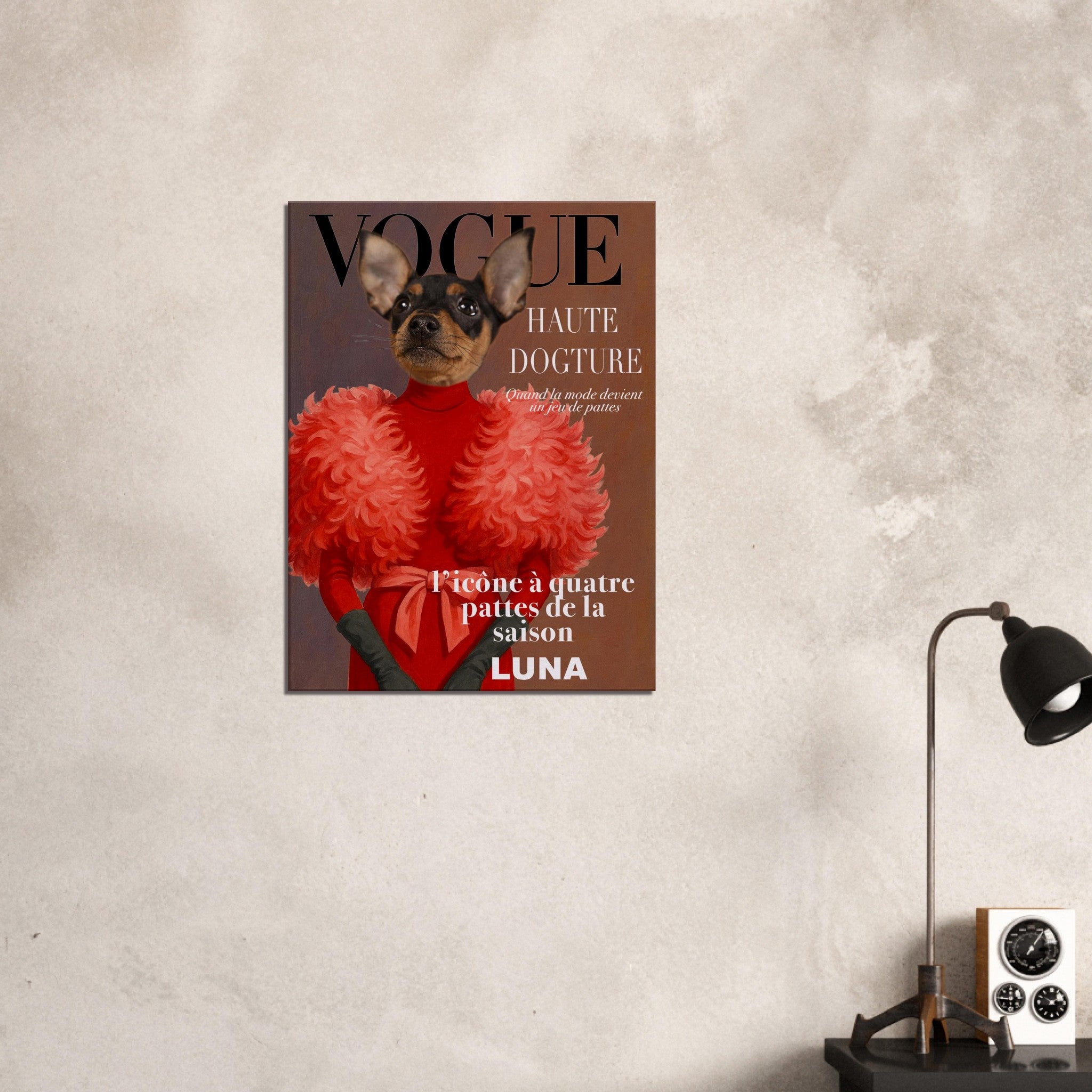 Couverture parodique de Vogue intitulée « Haute Dogture » présentant Luna, un petit chien noir et feu vêtu d’une robe rouge à épaules bouffantes et de gants noirs, légendée « l’icône à quatre pattes de la saison ».