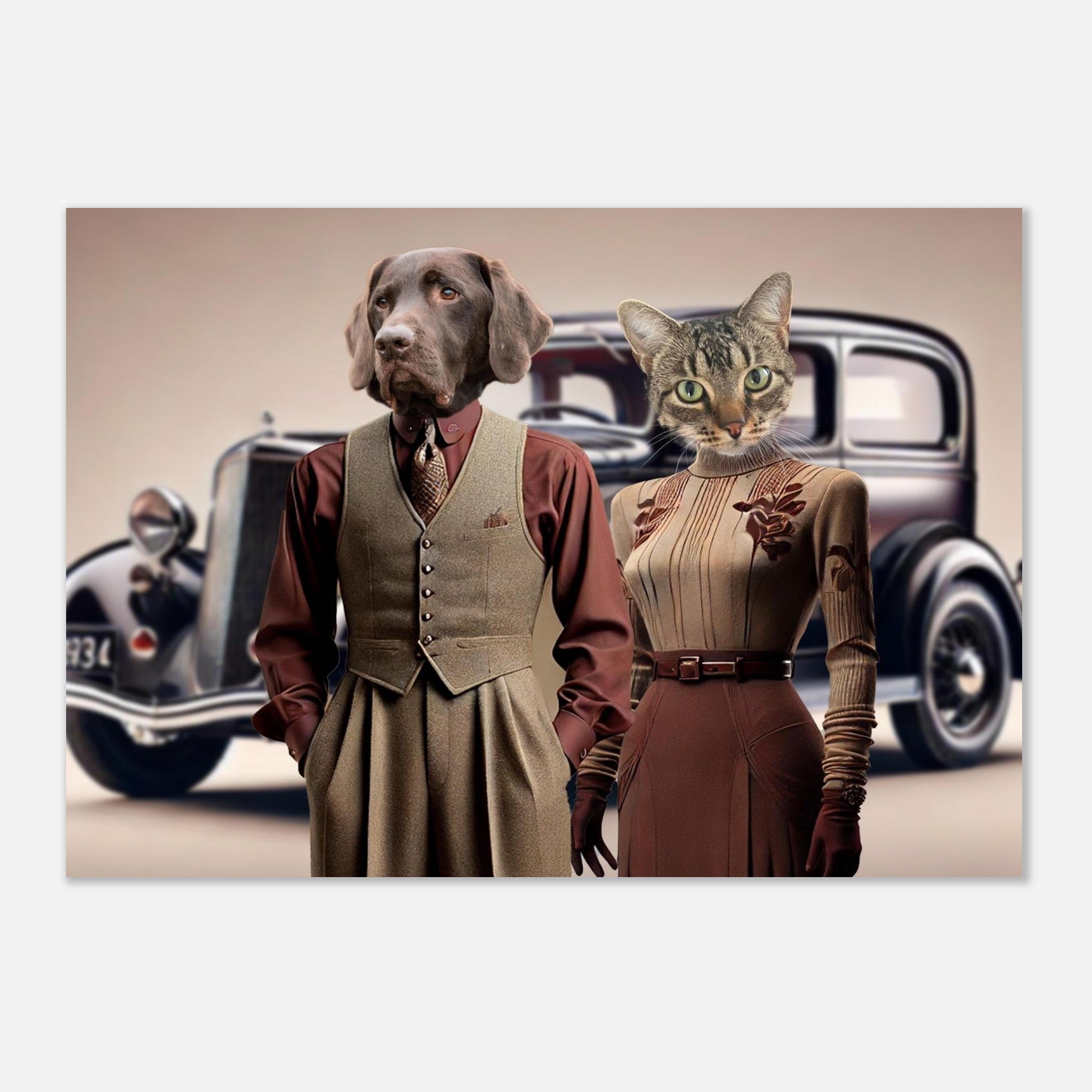 Homme à tête de chien en costume trois-pièces brun et femme à tête de chat en robe vintage marron, posant devant une voiture ancienne des années 1930.