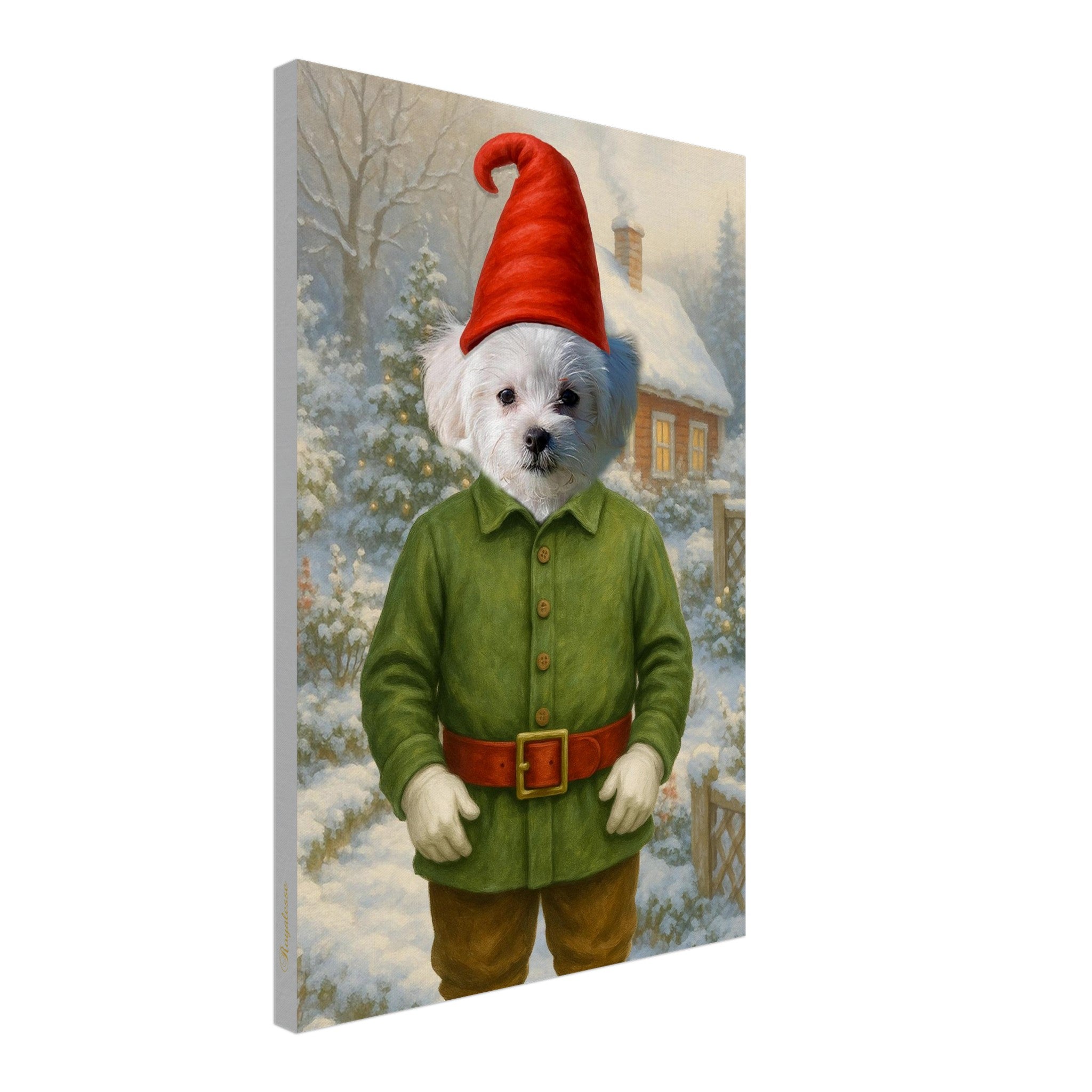 Toile de Noël représentant un petit chien blanc déguisé en lutin, vêtu d’une tunique verte, d’une ceinture rouge et d’un bonnet pointu, debout devant une maison enneigée dans un paysage hivernal.