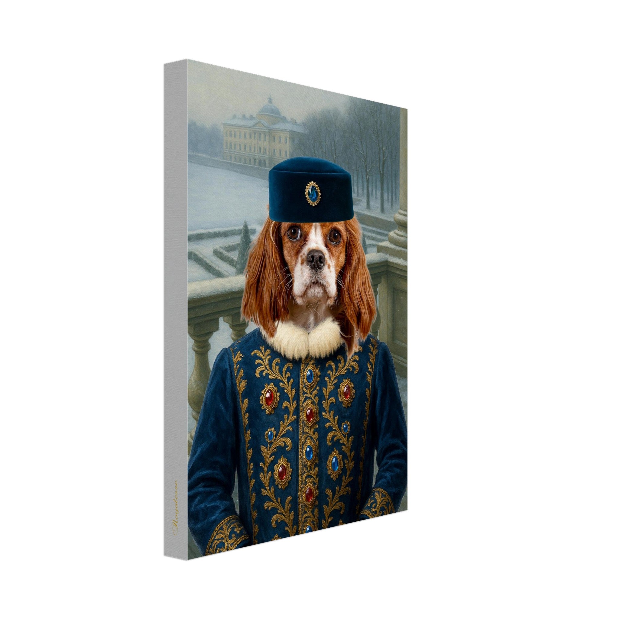Portrait d’un chien Cavalier King Charles vêtu d’un manteau royal bleu brodé d’or et orné de pierres précieuses, coiffé d’un chapeau assorti, sur fond de palais enneigé.