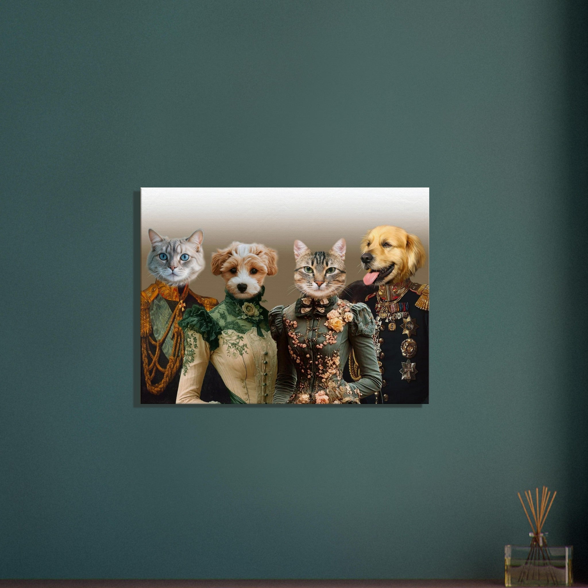 Portrait mural de quatre animaux anthropomorphes : un chat aux yeux bleus en uniforme doré, un chiot bouclé en robe verte, un chat tigré en robe victorienne fleurie et un golden retriever en tenue militaire, accroché à un mur vert canard sur fond beige.