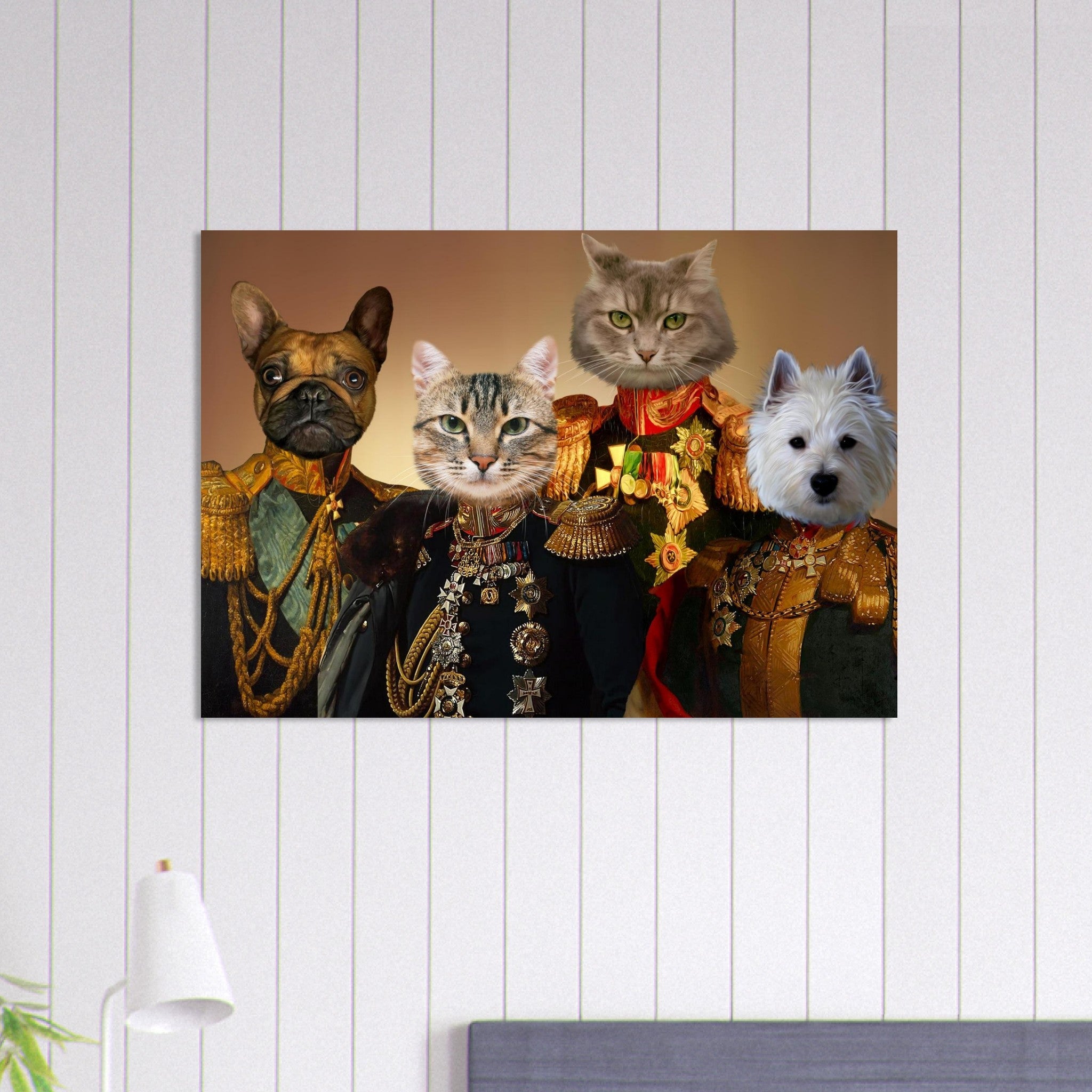 Tableau au-dessus d’un lit montrant un bouledogue, deux chats et un Westie en uniformes militaires dorés ornés d’épaulettes et de médailles, sur un mur à lambris blancs.