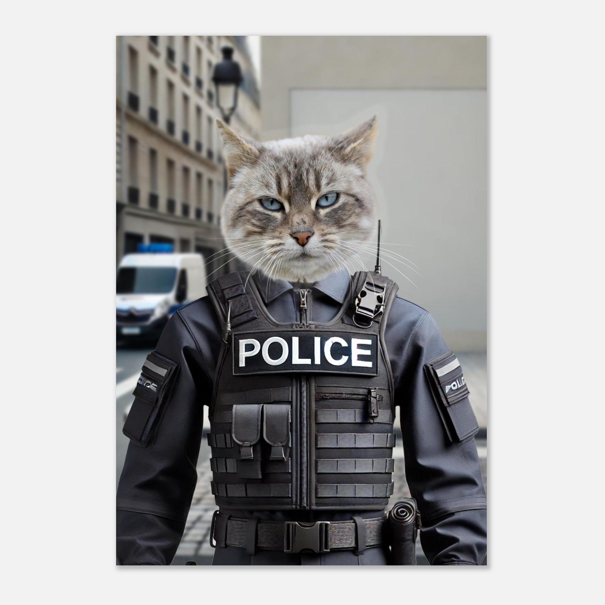 Chat tigré gris aux yeux bleus en uniforme tactique de police avec gilet pare-balles « POLICE », debout dans une rue urbaine devant un fourgon de police.