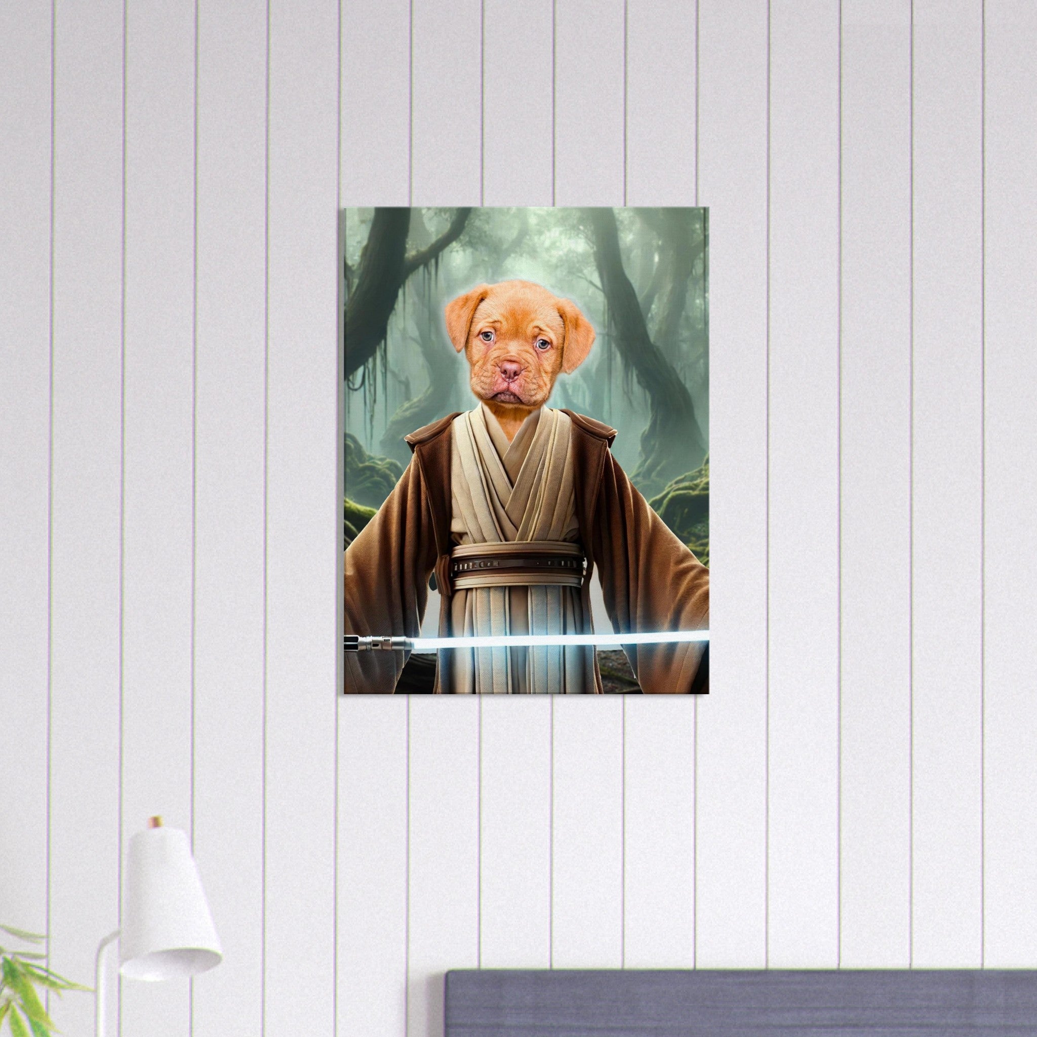 Portrait d’un chiot marron habillé en Jedi, sabre laser bleu à la main, sur fond de forêt brumeuse