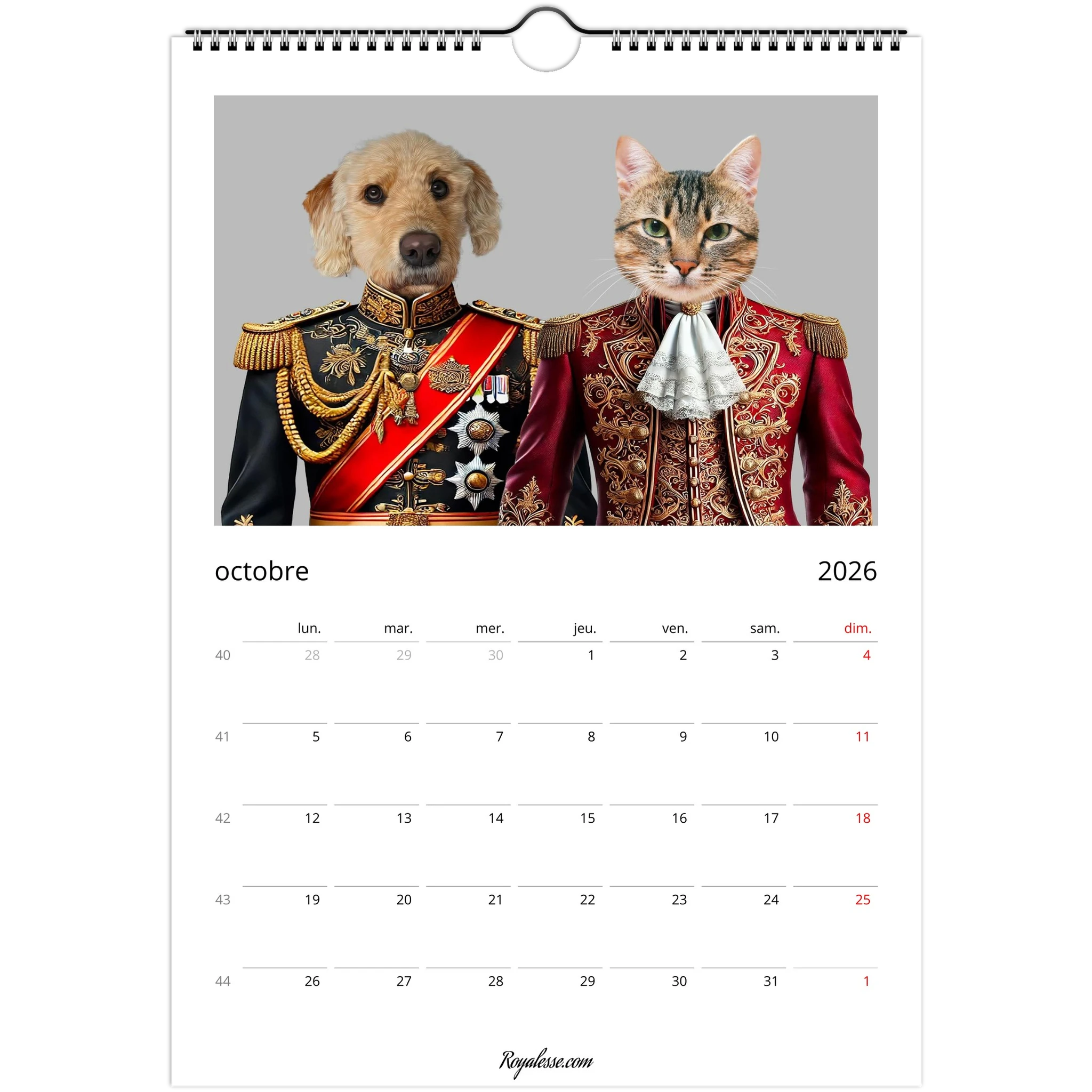 Calendrier d’octobre 2026 avec, en illustration, un chien beige en uniforme noir et or orné de médailles et une chatte tigrée en habit d’apparat rouge et jabot blanc, et, en dessous, la grille du mois en français (lun.-dim.).