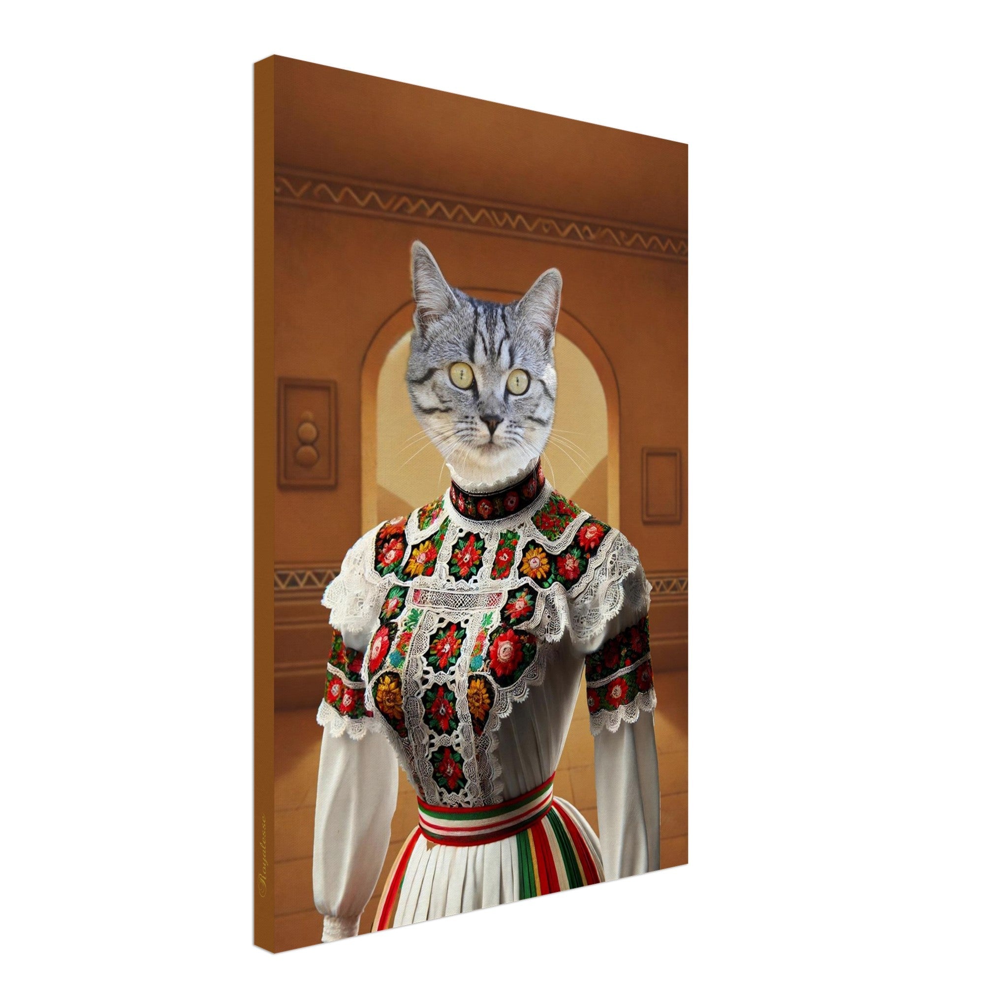 Chat anthropomorphe au visage de chat gris posé sur un corps vêtu d’une robe folklorique blanche brodée de fleurs rouges et vertes, sur toile contre un fond architectural chaleureux.