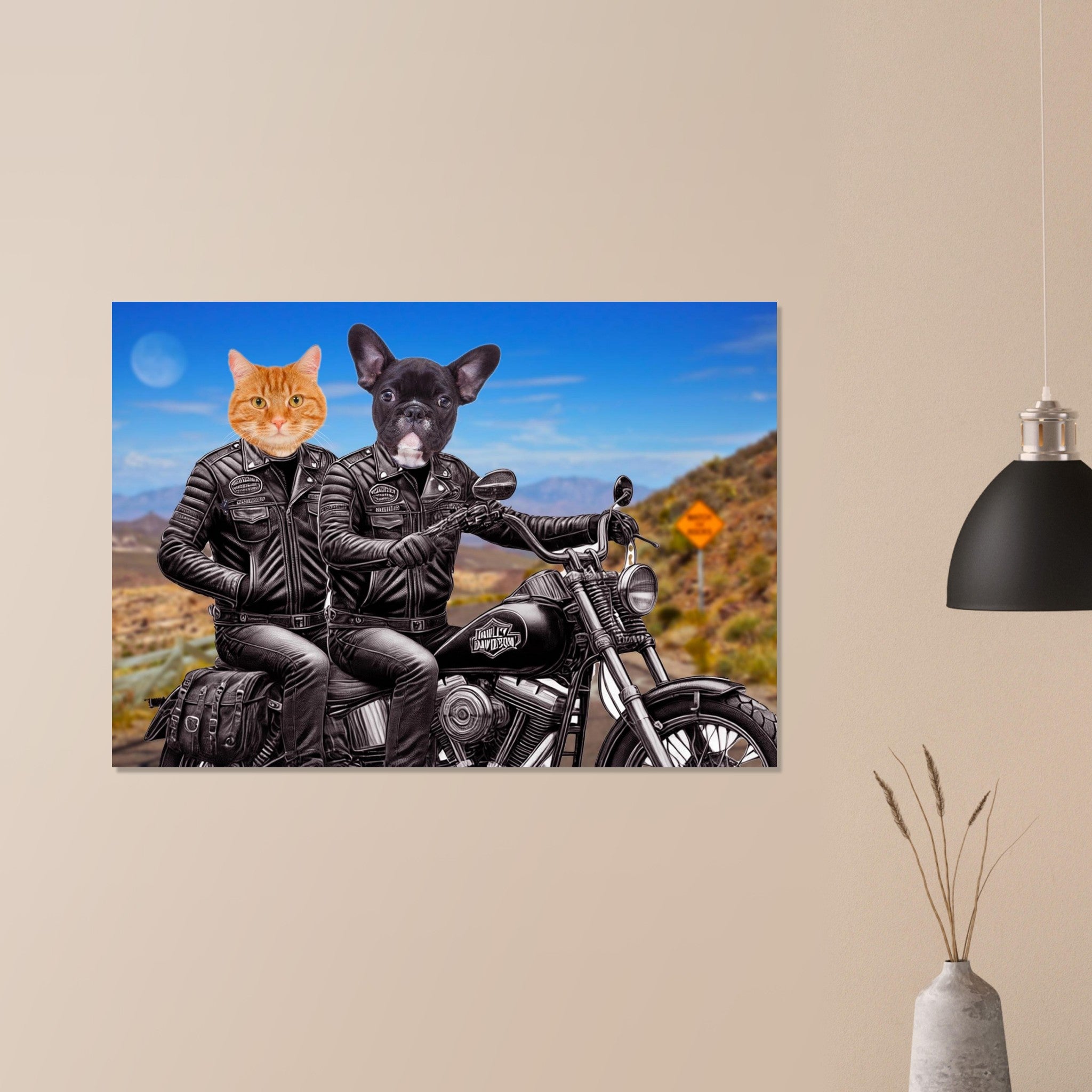 Illustration murale : chat roux et bouledogue français en blousons de cuir posant sur une moto Harley-Davidson noire dans un paysage désertique sous un ciel bleu