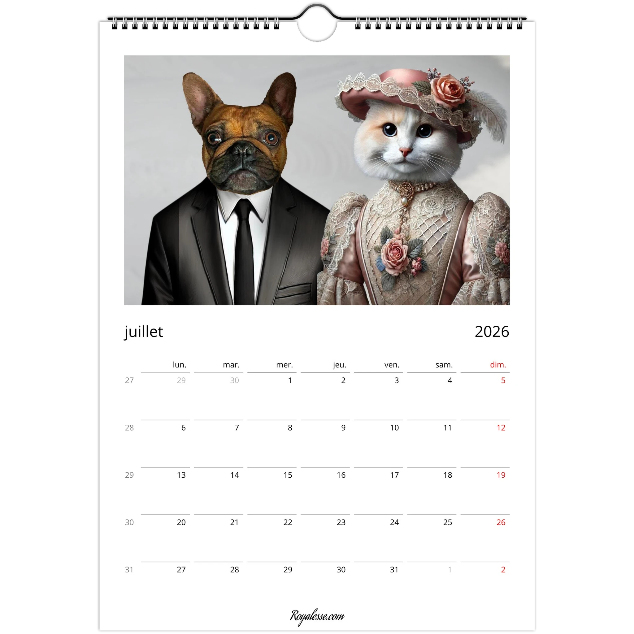 Page de calendrier juillet 2026 : portrait d’un bouledogue français en costume noir aux côtés d’une chatte blanche en robe et chapeau victoriens rose.