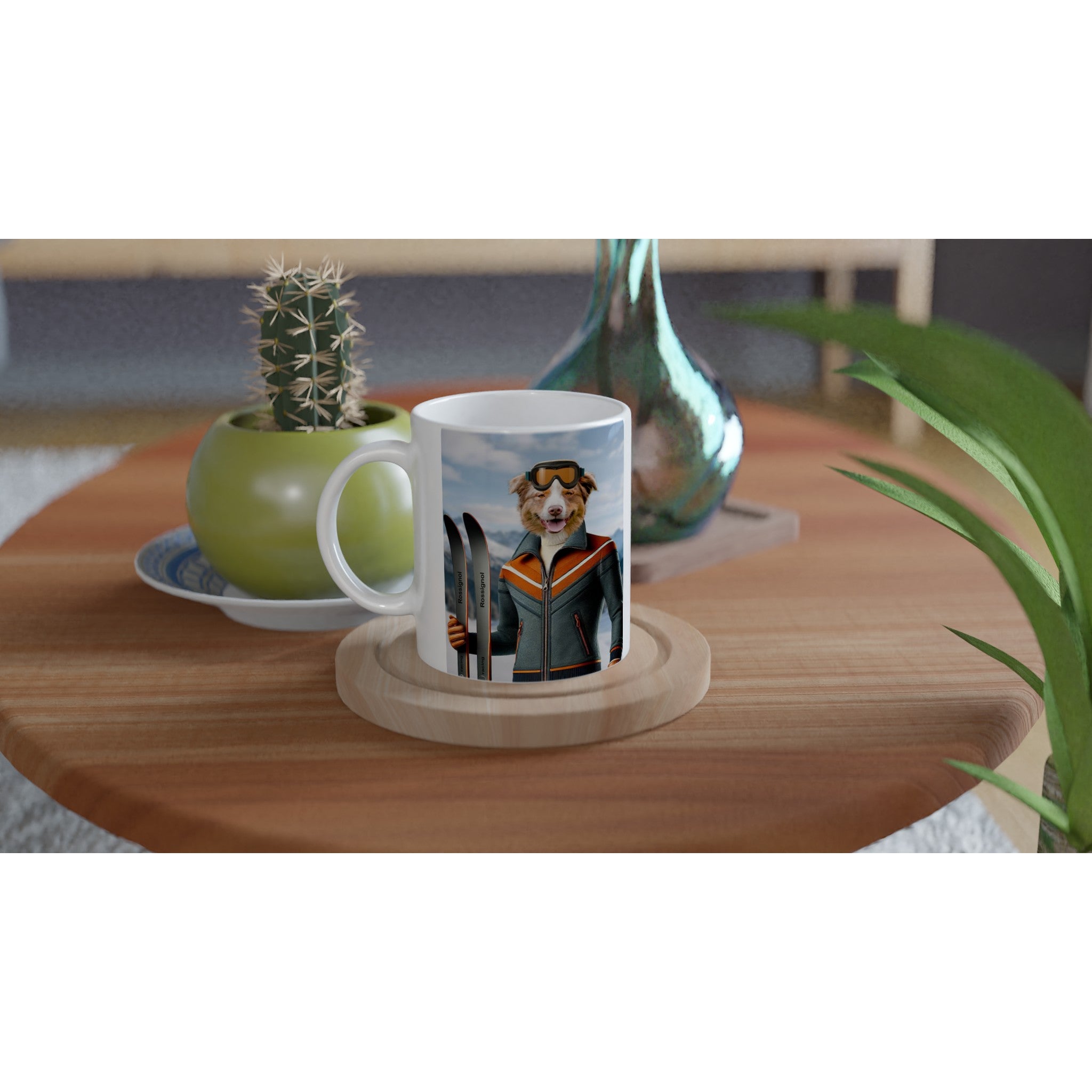 Mug blanc posé sur une table basse en bois, illustré d’un chien souriant en tenue de ski et lunettes, tenant des skis Rossignol devant un paysage de montagnes, avec un pot de cactus et une plante verte en arrière-plan.