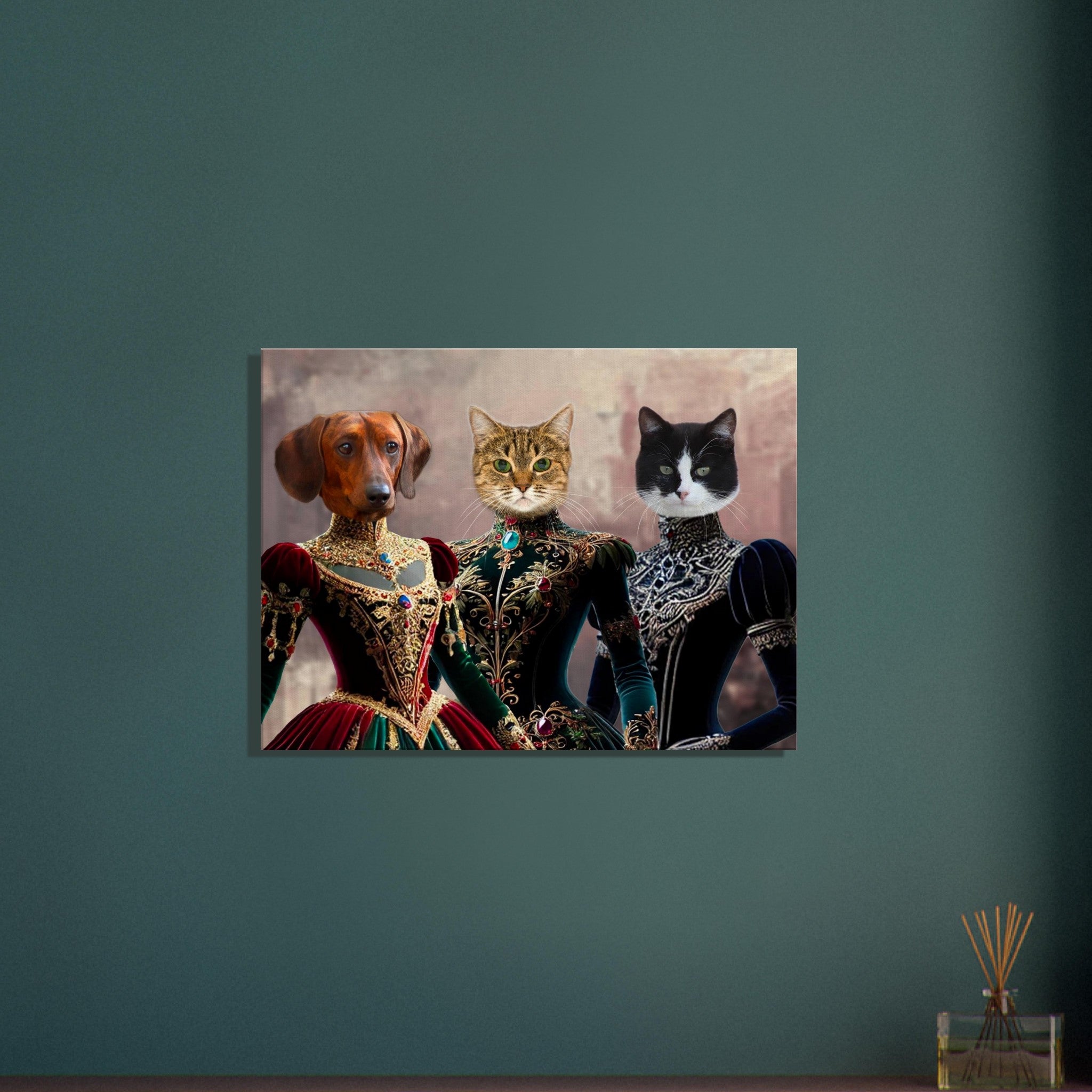 Art mural humoristique : trois animaux aristocratiques (un teckel brun, un chat tigré et un chat noir et blanc) vêtus de somptueuses robes Renaissance richement brodées et ornées de bijoux sur un fond neutre.