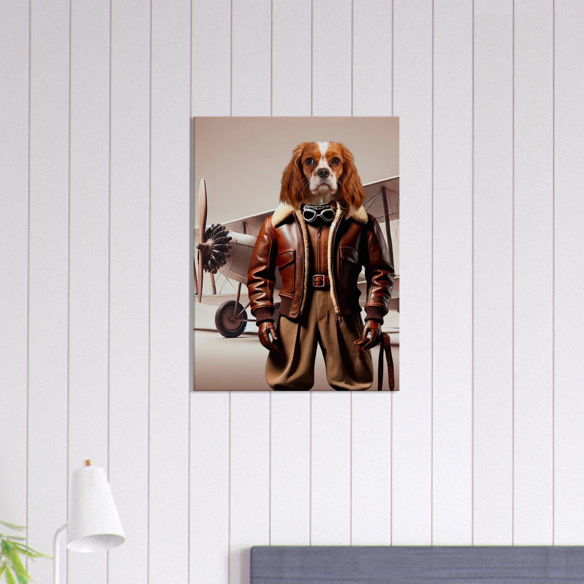 Chien Cavalier King Charles Spaniel anthropomorphe vêtu d’une veste et de gants d’aviateur en cuir, lunettes de pilote autour du cou et pantalon kaki, se tenant devant un biplan vintage.