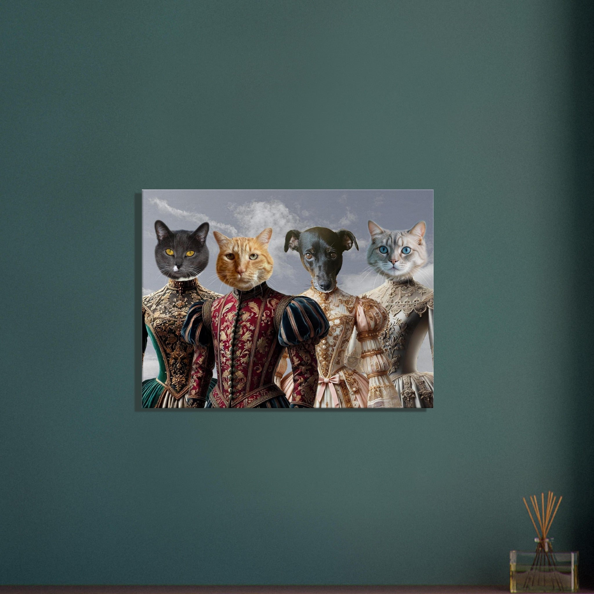 Impression encadrée sur un mur vert montrant les bustes d’un chat noir aux yeux jaunes, d’un chat roux, d’un petit chien noir et d’un chat crème aux yeux bleus, vêtus de somptueuses robes Renaissance sur fond de ciel nuageux.