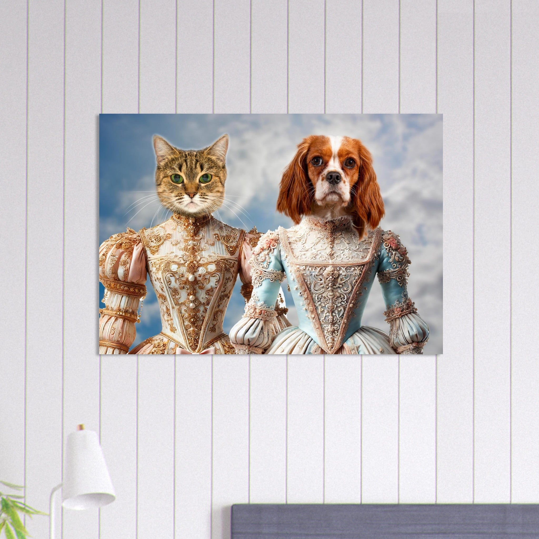 Chat tigré aux yeux verts et chien Cavalier King Charles habillés en somptueuses robes baroques richement brodées de perles et d’or, posant devant un ciel nuageux.
