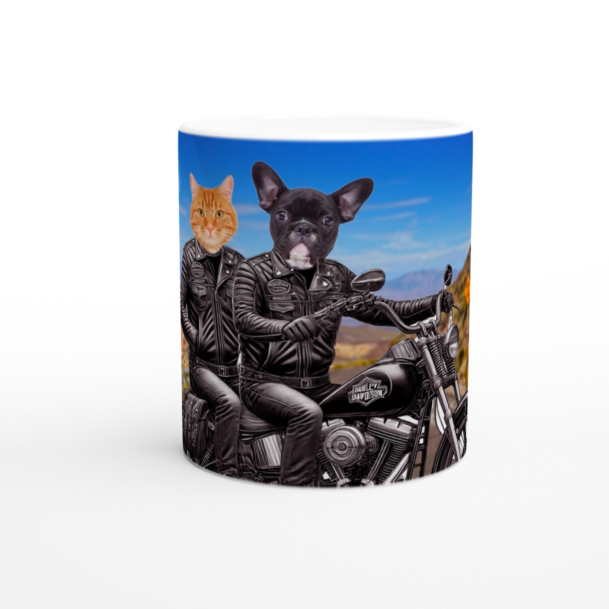 Mug blanc illustré d’un bouledogue français et d’un chat roux habillés en motards sur une moto Harley-Davidson devant un paysage désertique.