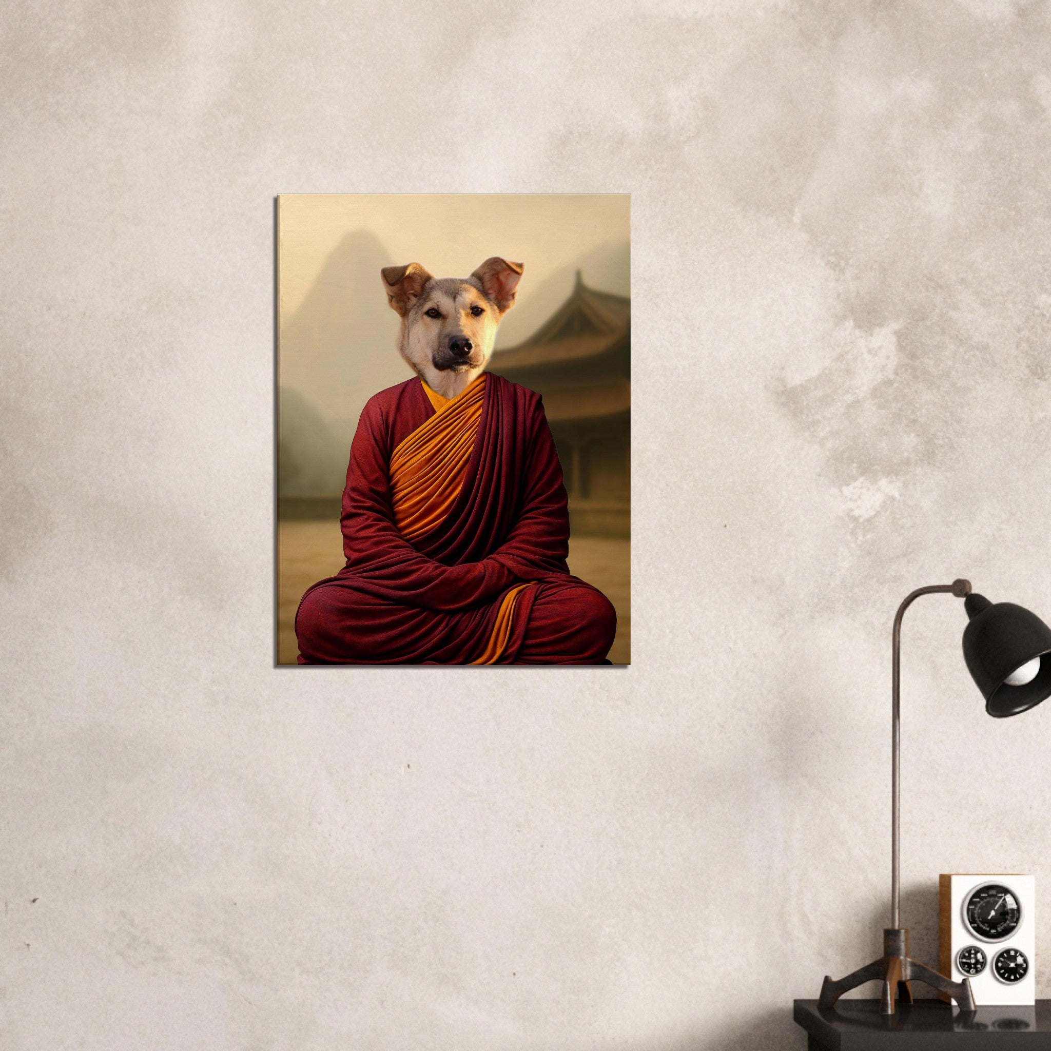 Chien au visage sérieux vêtu d’une robe de moine bouddhiste rouge et ocre, assis en position de méditation devant un temple ancien dans une atmosphère brumeuse dorée