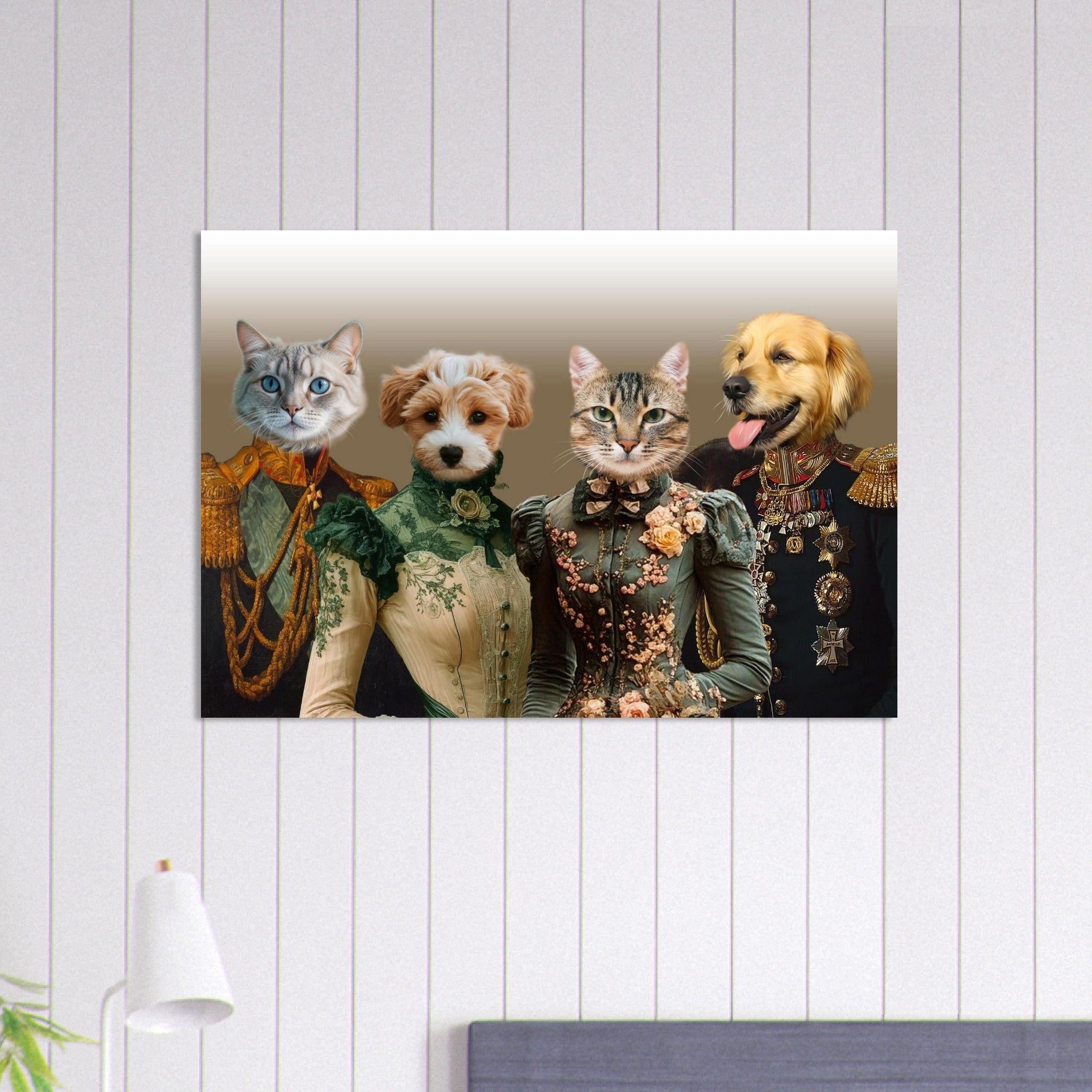 Portrait artistique de quatre animaux anthropomorphes (deux chats, deux chiens) en costumes aristocratiques victoriens : uniformes militaires dorés et robes fleuries sur fond neutre.