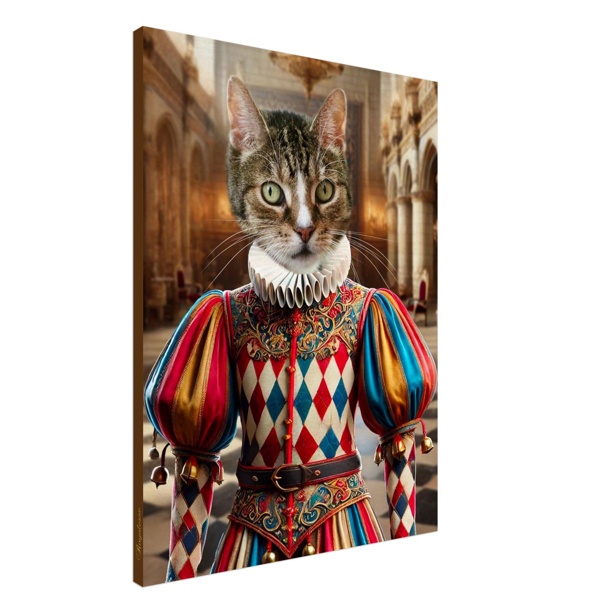 Portrait d’un chat tigré portant un costume de bouffon renaissance richement brodé aux motifs losanges rouge, bleu et or, col en jabot blanc et grelots, dans une grande salle de palais historique