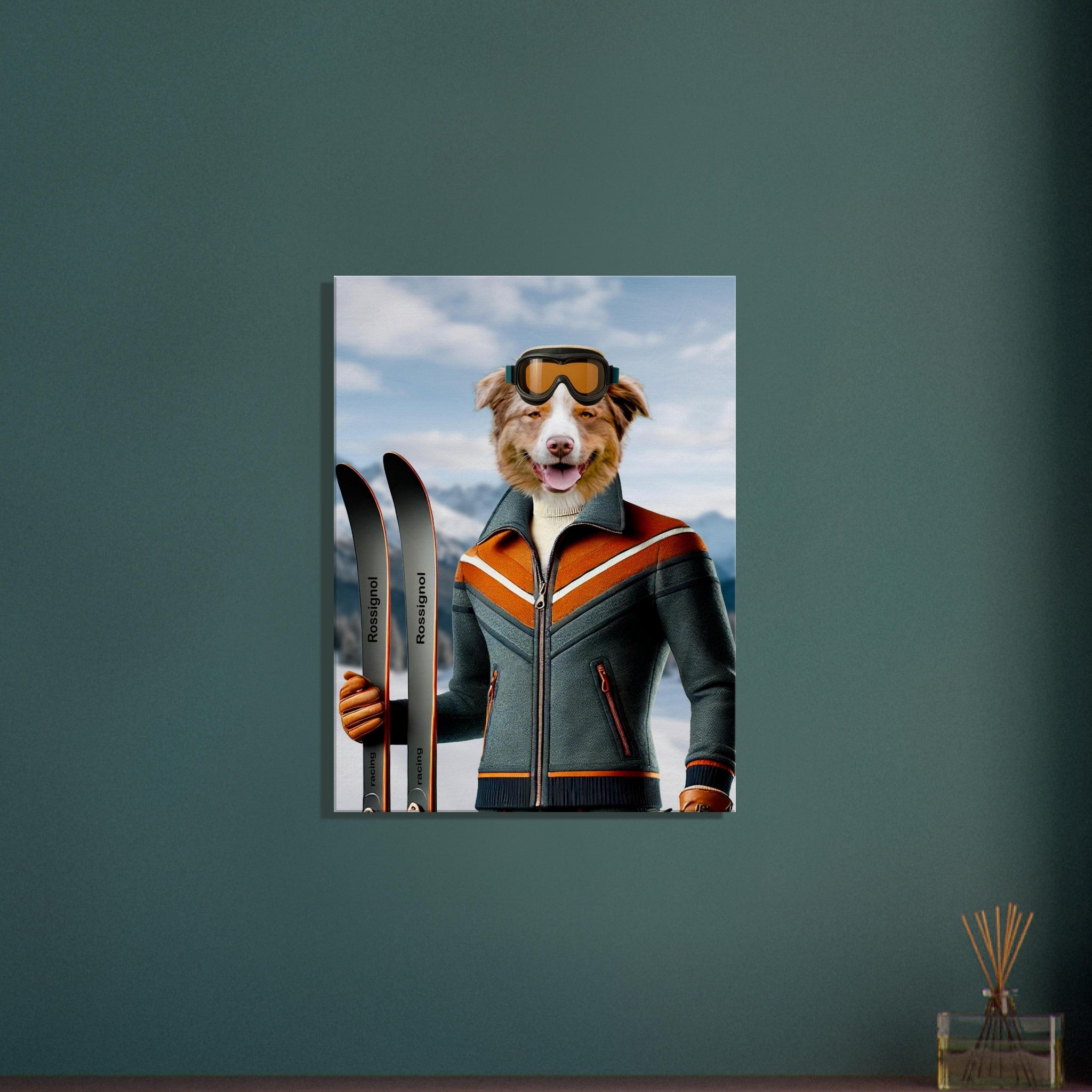 Chien anthropomorphe en tenue de ski rétro orange et vert, portant un masque de ski et tenant deux skis Rossignol devant un paysage de montagnes enneigées.