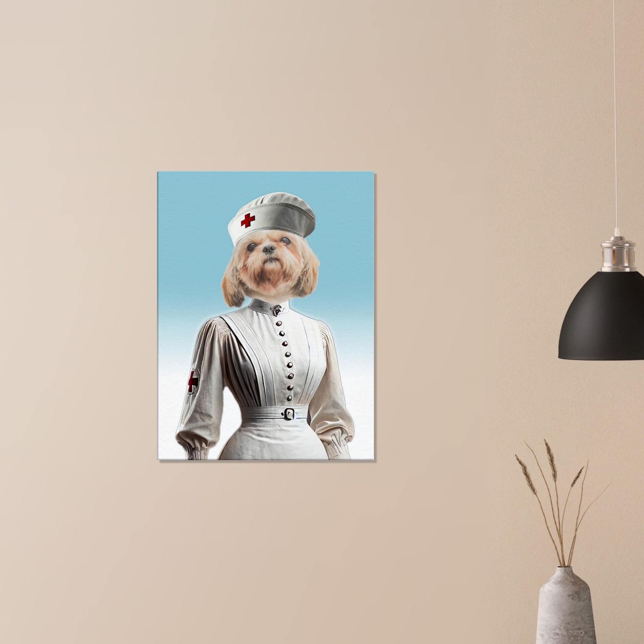 Portrait mural d’un petit chien Shih Tzu déguisé en infirmière vintage, portant une robe blanche boutonnée, une coiffe à croix rouge, accroché sur un mur beige à côté d’une suspension noire et d’un vase minimaliste.