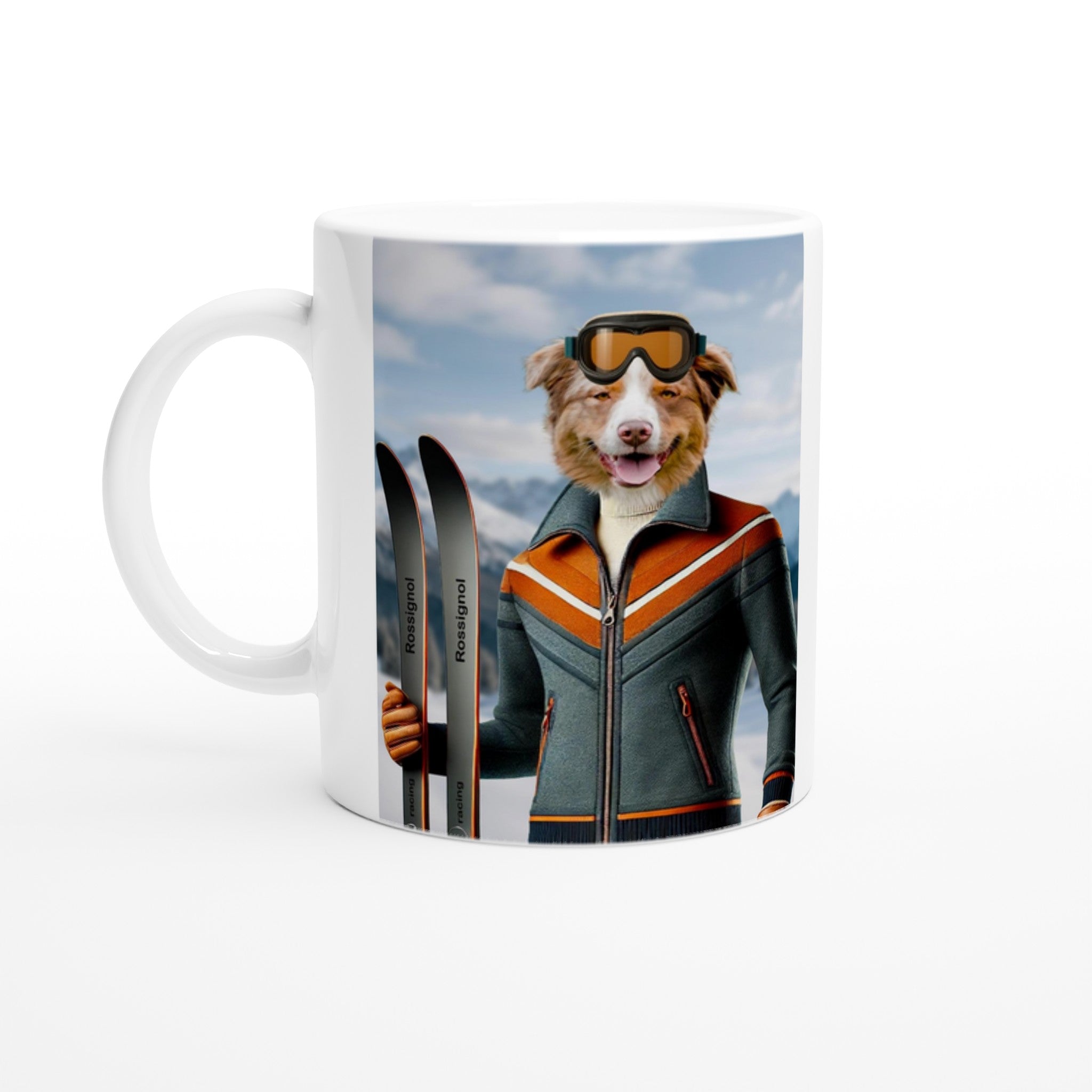 Mug blanc avec illustration d’un chien anthropomorphe en veste de ski orange et grise, portant des lunettes de ski et tenant des skis Rossignol sur fond de montagnes enneigées.