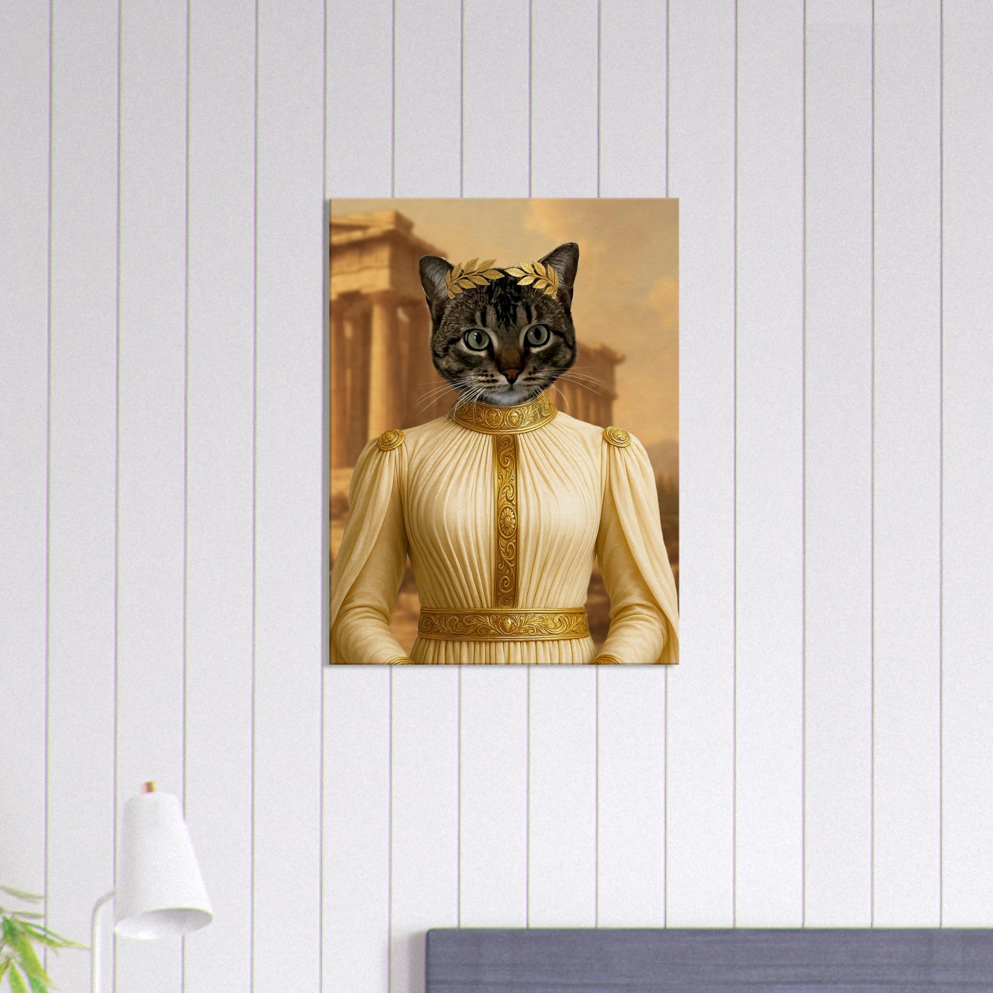 Portrait mural d’un chat anthropomorphe en robe blanche et or d’inspiration gréco-romaine, coiffé d’une couronne de laurier devant des colonnes de temple.