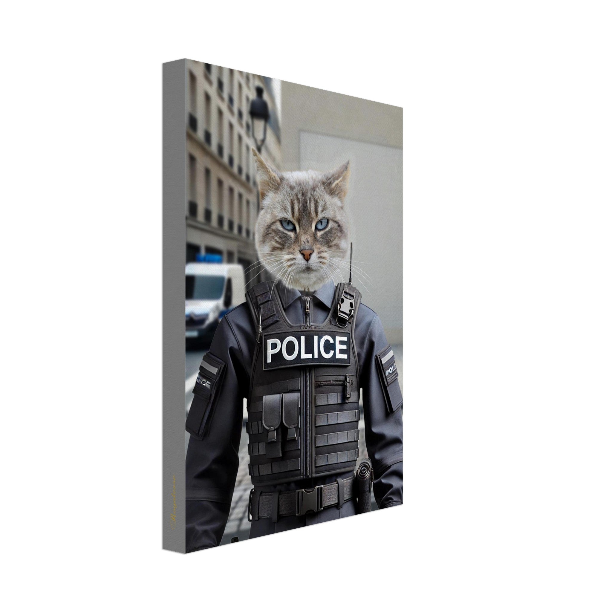 Chat gris aux yeux bleus en uniforme tactique de police portant un gilet pare-balles devant une façade d’immeuble urbain.