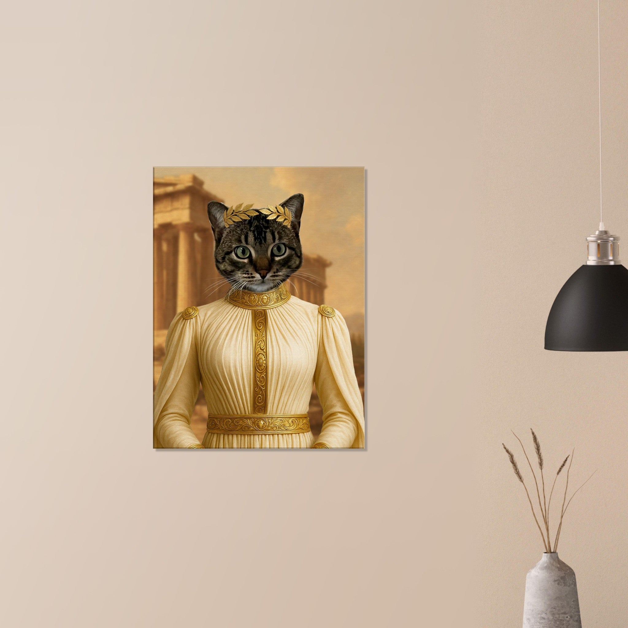 Portrait néoclassique d’un chat anthropomorphe vêtu d’une robe blanche et or inspirée de la Grèce antique, couronné de laurier, posé devant des colonnes antiques, accroché sur un mur beige dans un intérieur moderne avec une lampe noire suspendue et un vase décoratif.