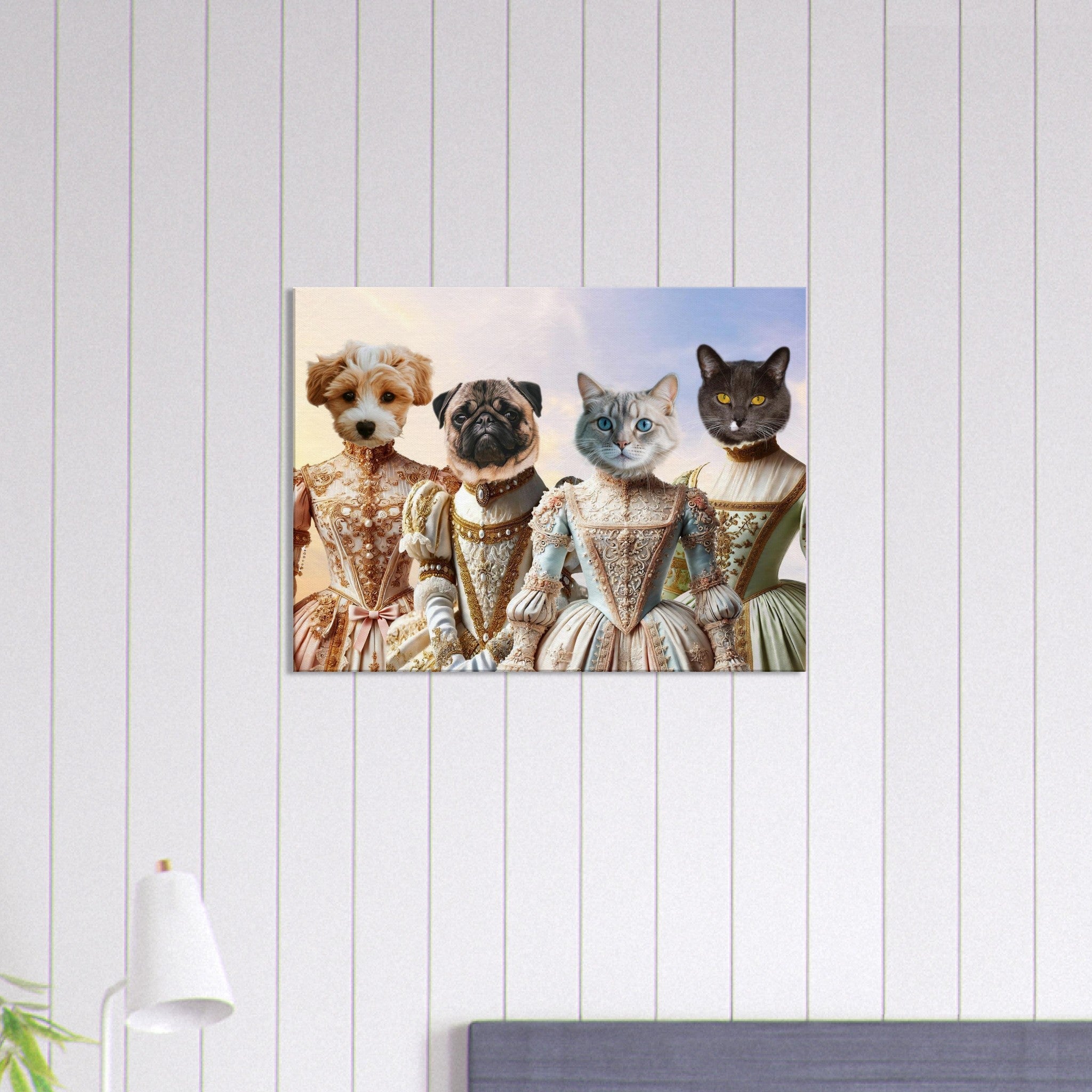 Deux chiens et deux chats en portraits peints portant des robes Renaissance richement brodées aux pastel sur fond de ciel lumineux.