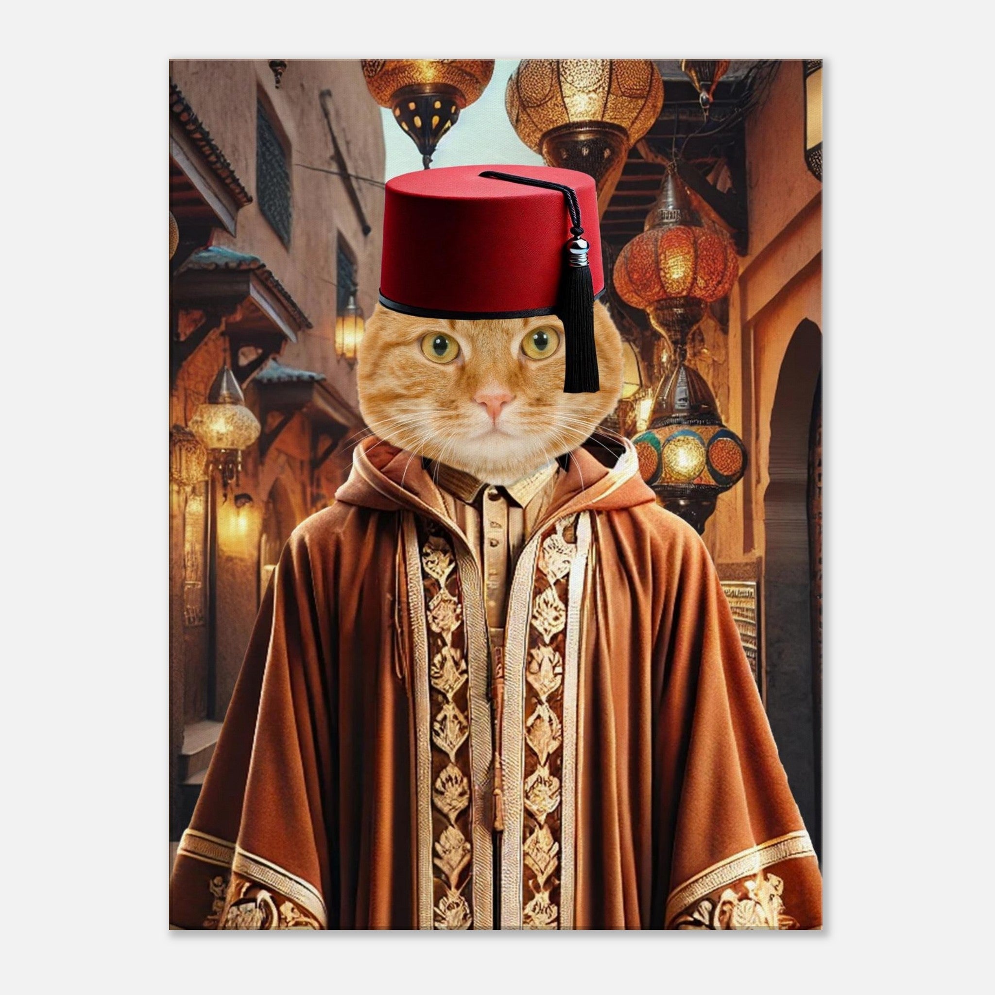 Chat roux coiffé d’un fez rouge et vêtu d’une djellaba marocaine brodée, debout dans une ruelle de souk illuminée de lanternes orientales colorées