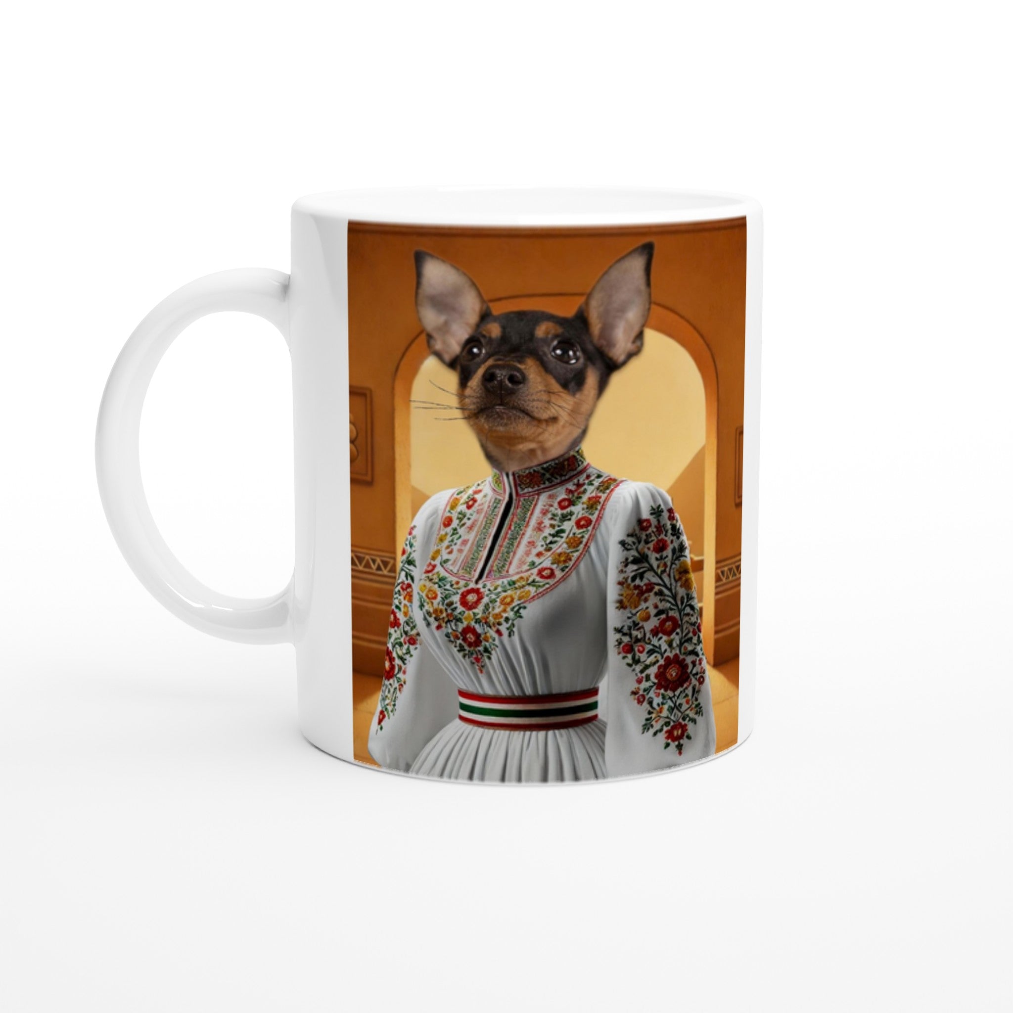 Mug en céramique blanc imprimé d’un chihuahua vêtu d’une robe folklorique blanche ornée de broderies florales colorées