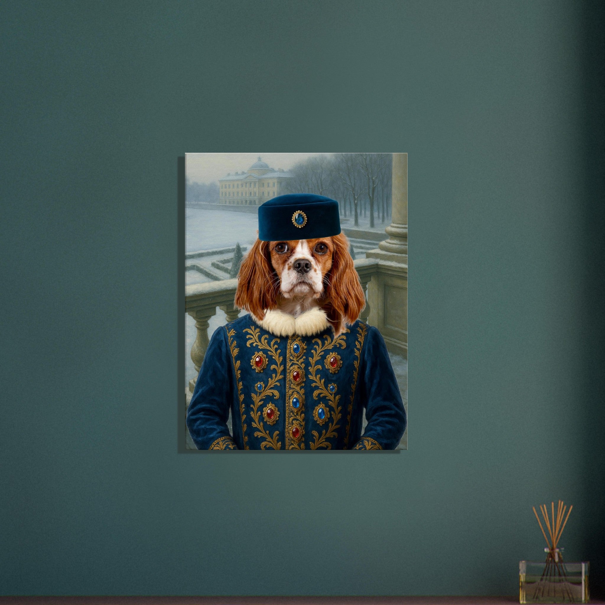 Portrait d’un chien Cavalier King Charles vêtu d’un costume royal bleu brodé d’or et de pierres précieuses, appuyé sur une balustrade devant un palais enneigé.