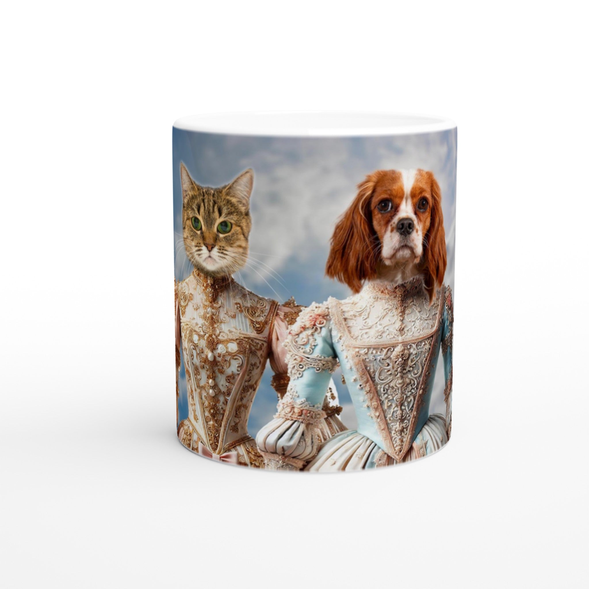 Mug blanc avec illustration réaliste d’un chat aux yeux verts et d’un chien Cavalier King Charles vêtus de somptueux costumes baroques richement brodés