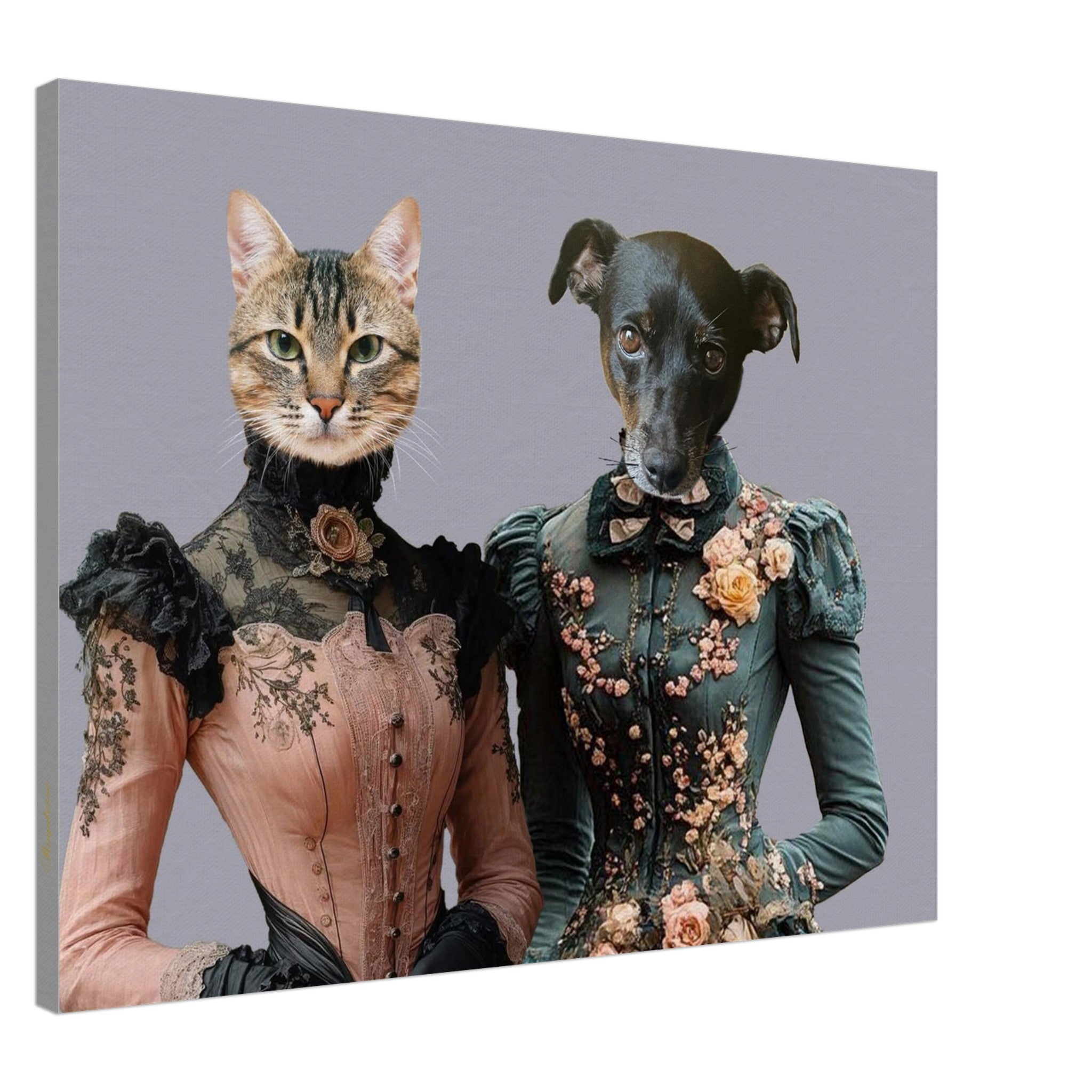 Portrait sur fond gris de deux silhouettes féminines en style victorien anthropomorphes : une femme-chat vêtue d’une robe rose à dentelle et motifs floraux, à côté d’une femme-chien en robe verte richement ornée de fleurs.