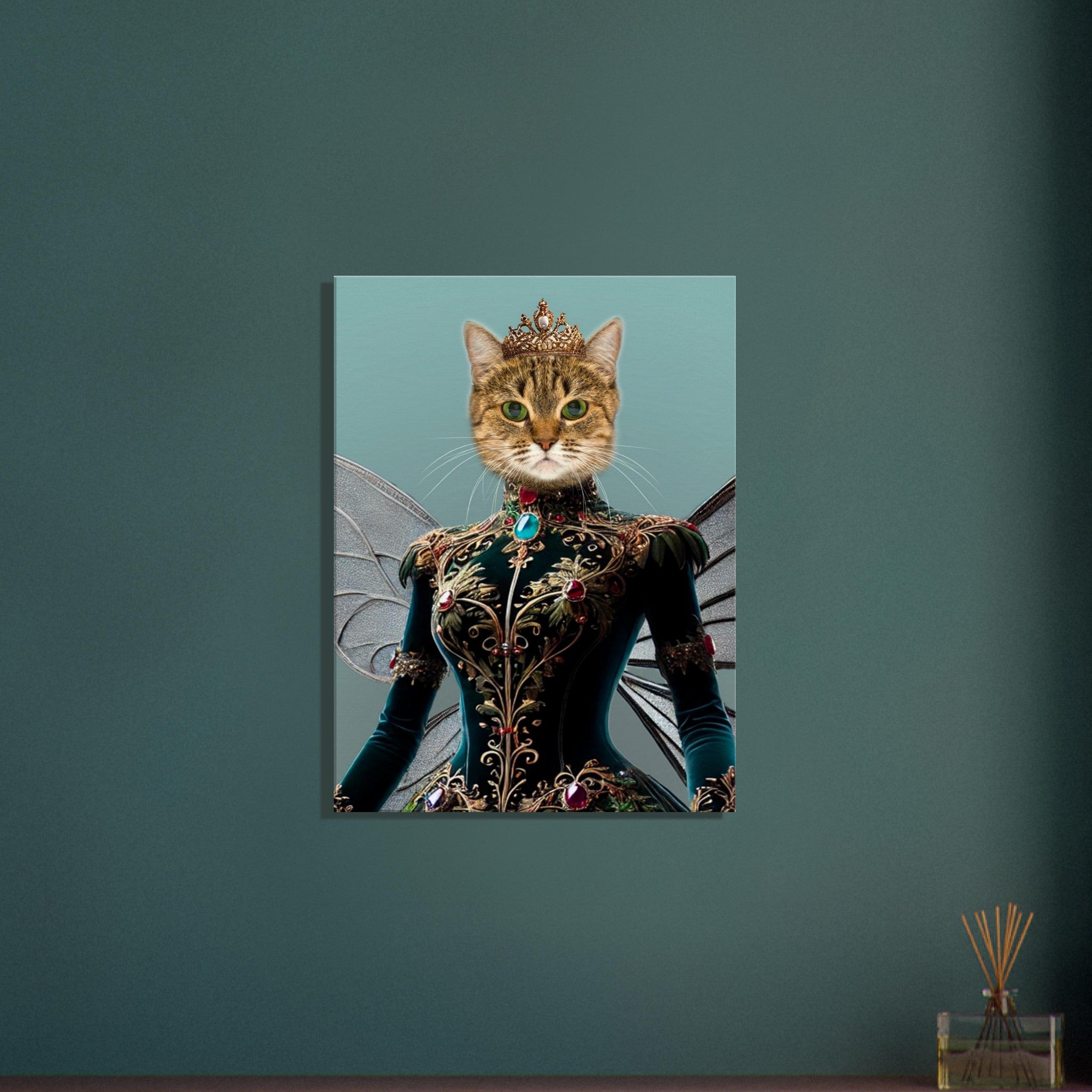 Portrait d’un chat tigré coiffé d’une couronne en or, vêtu d’une somptueuse robe baroque vert émeraude ornée de broderies dorées et de pierres précieuses, avec de délicates ailes translucides, sur fond vert bleuté.