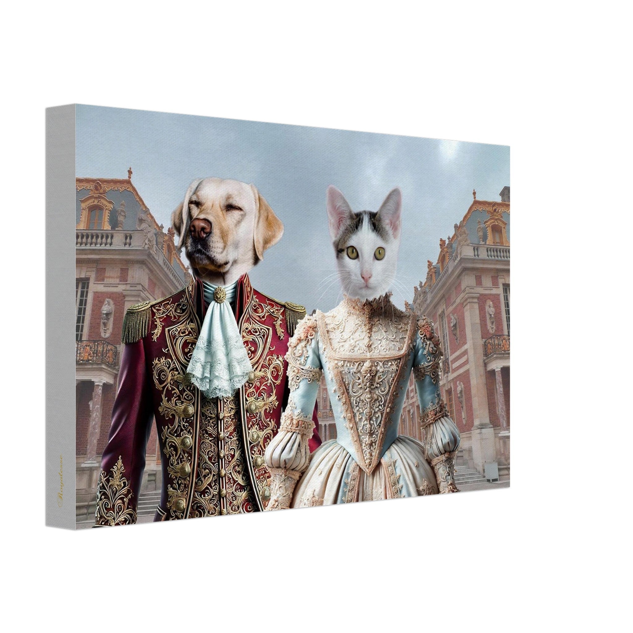 Portrait sur toile d’un chien labrador en uniforme d’apparat rouge et or du XVIIIᵉ siècle et d’un chat blanc en robe baroque bleu pastel et doré, posant devant la façade d’un palais historique.