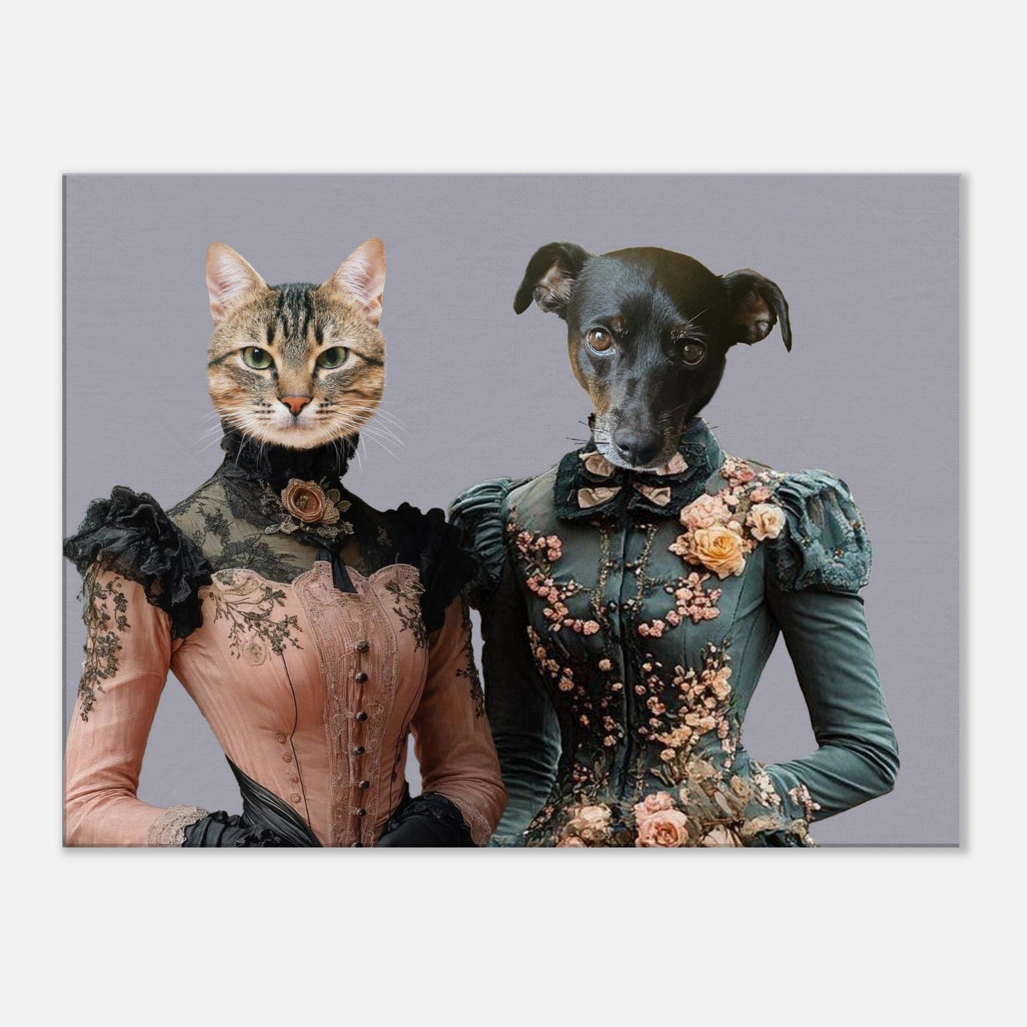Deux silhouettes victoriennes sur fond gris : à gauche, une femme à tête de chat tigré en robe saumon à dentelle noire, à droite, une femme à tête de chien noir en robe verte brodée de fleurs.