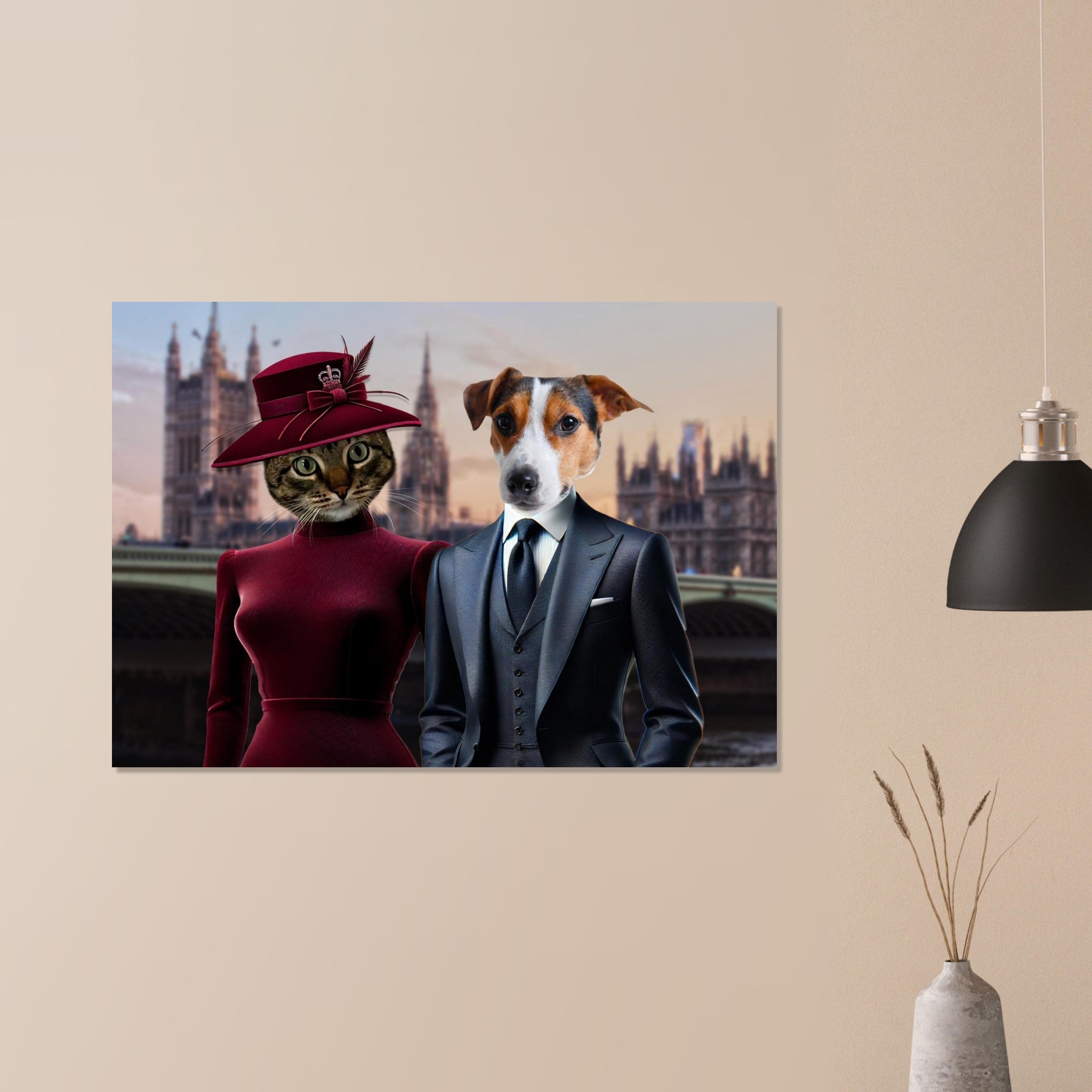 Portrait artistique d’un chat anthropomorphique coiffé d’un chapeau bordeaux et d’un chien en costume trois-pièces posant devant le palais de Westminster à Londres au crépuscule.