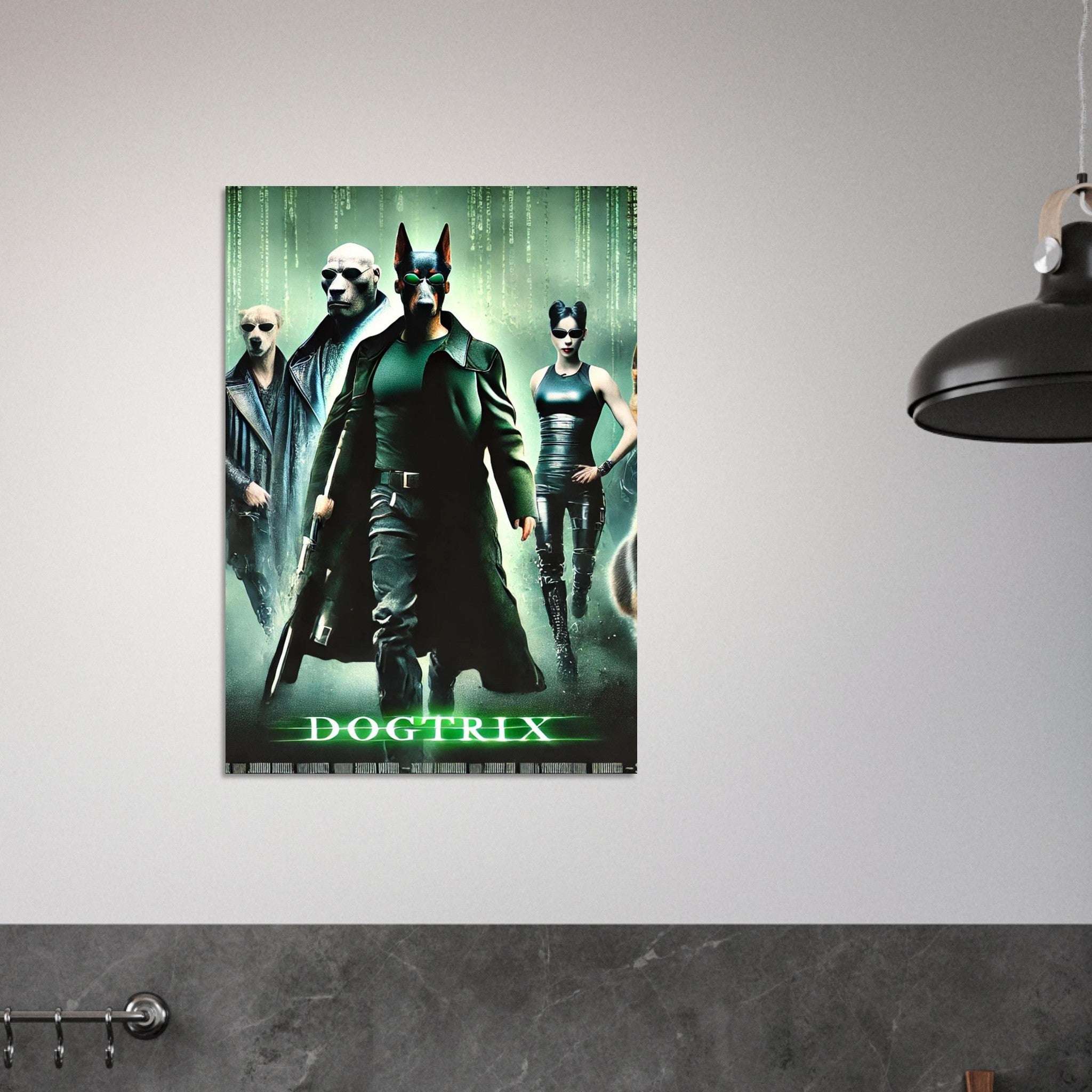 Affiche « Dogtrix » accrochée sur un mur gris dans une salle de bain, représentant trois chiens anthropomorphes en trench-coats noirs et lunettes de soleil façon Matrix.