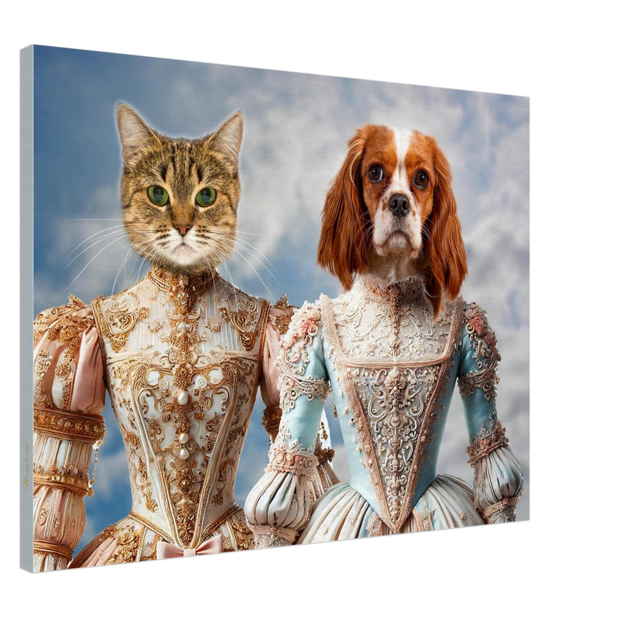 Portrait d’un chat tigré en robe baroque rose et or et d’un Cavalier King Charles spaniel en robe baroque bleu pastel ornées de broderies et perles, sur fond de ciel nuageux.