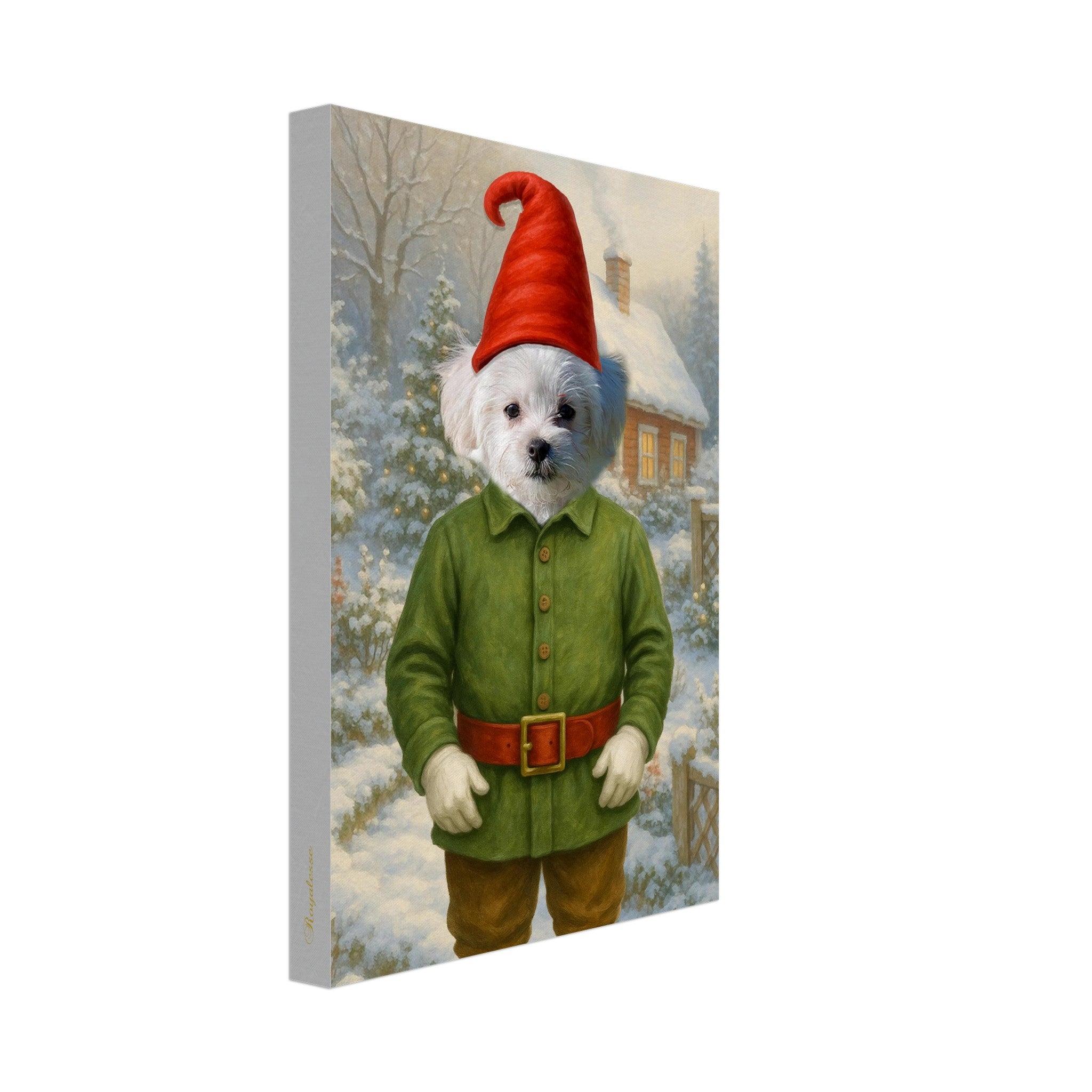Peinture sur toile d’un petit chien blanc déguisé en lutin de Noël avec chapeau rouge pointu et veste verte, devant un cottage enneigé.