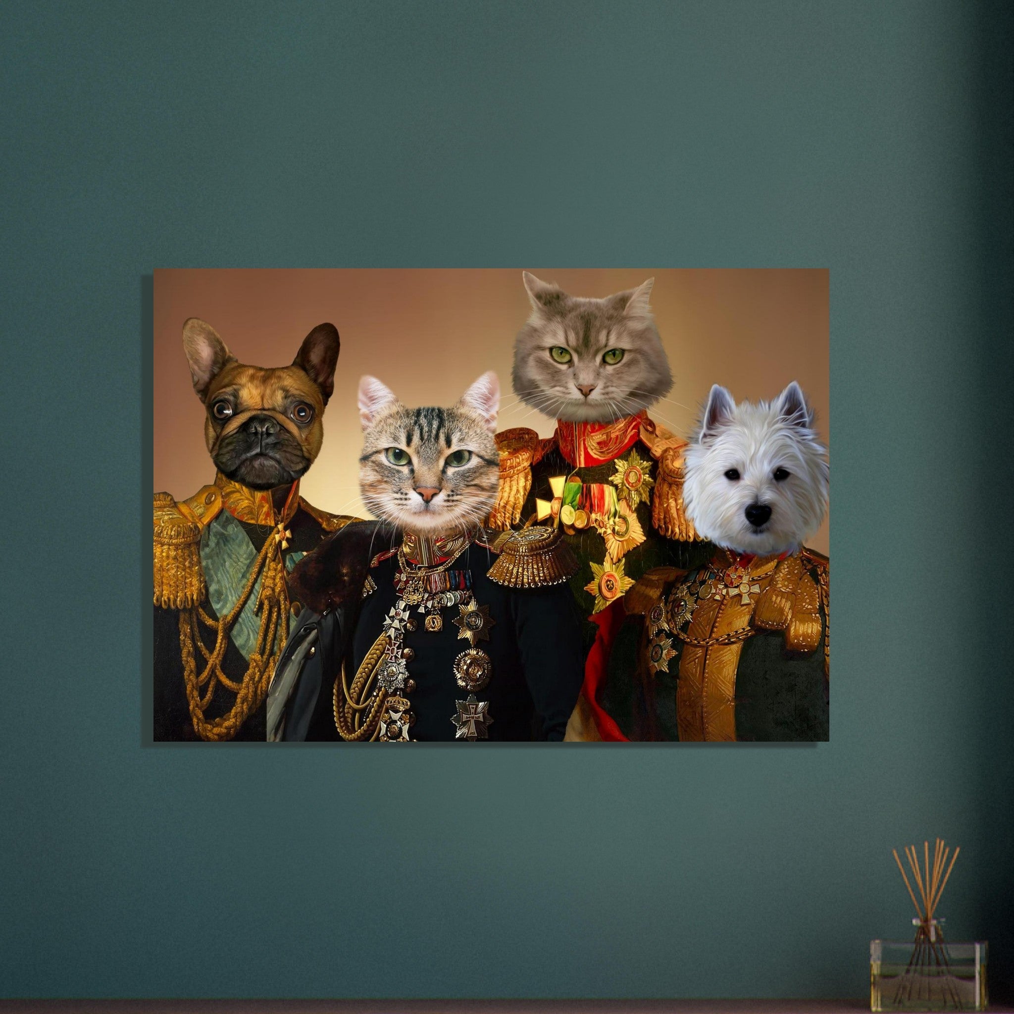 Portrait humoristique de deux chats et deux chiens habillés en uniformes militaires d’apparat ornés de médailles et d’épaulettes dorées sur fond neutre.