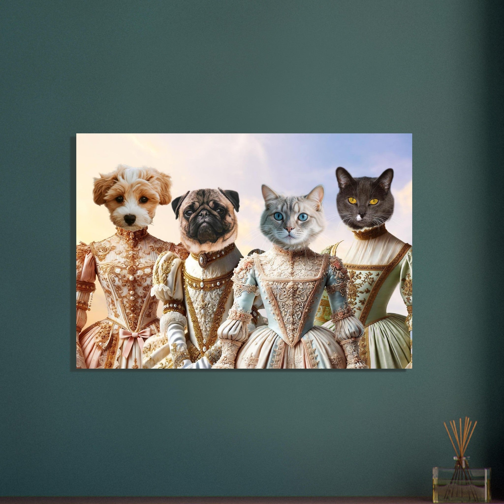 Portrait artistique de quatre animaux en habits rococo : un chiot blanc et marron, un carlin beige, un chat tigré aux yeux bleus et un chat gris aux yeux jaunes portant des robes baroques ornées de broderies dorées sur un fond pastel.