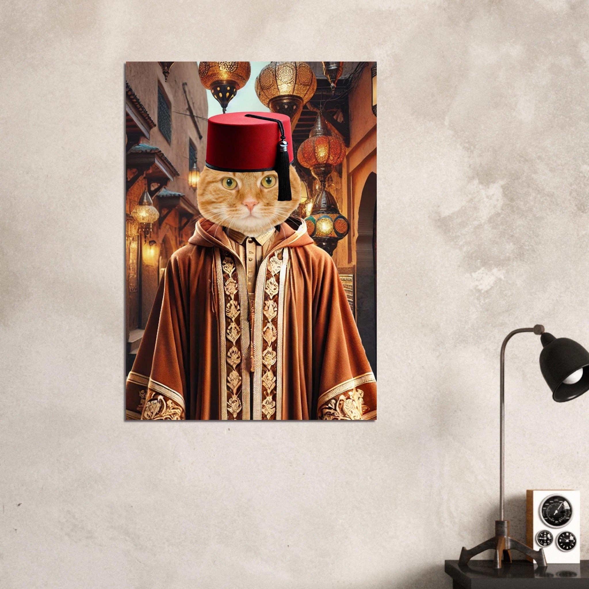 Chat roux coiffé d’un fez rouge et vêtu d’une djellaba brodée de motifs dorés, debout dans une ruelle de souk marocain éclairée de lanternes orientales.